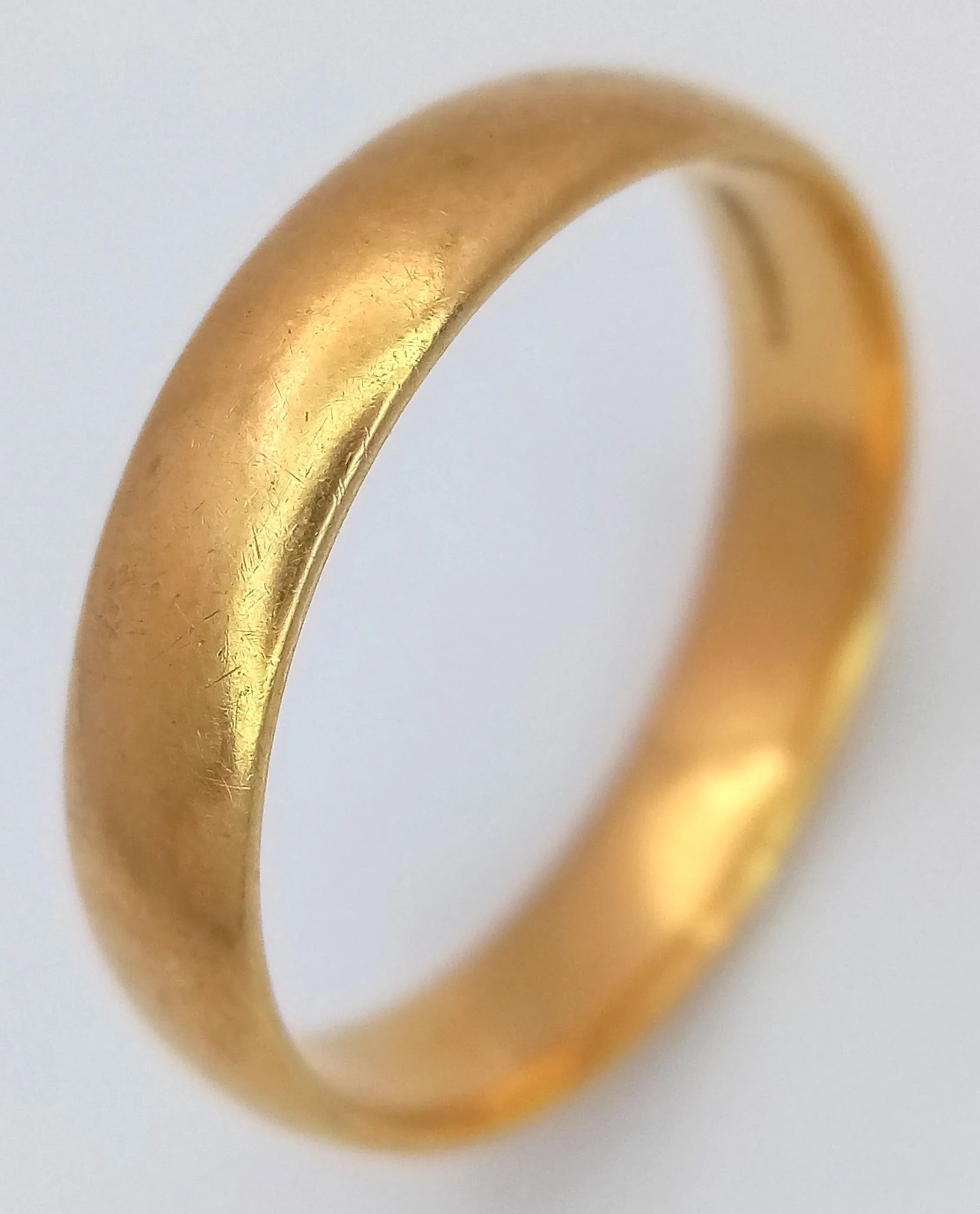AN 18K GOLD BAND RING. 3.8mm band width. 4.8g. Size S.