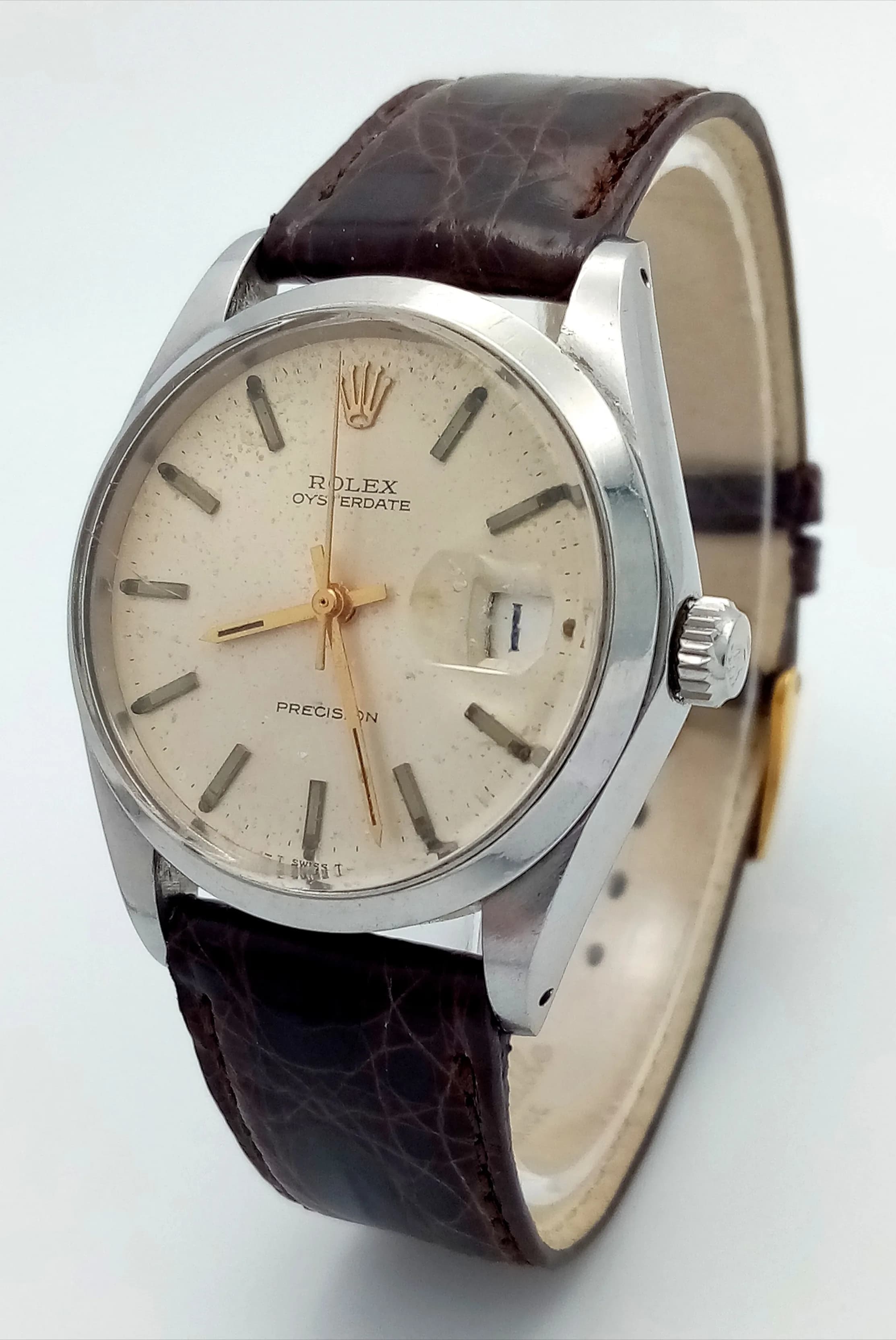 A Vintage Rolex Oysterdate Precision Gents Watch. Manual wind. Brown leather strap. Stainless steel case - 34mm. Patina aged cream dial with date window. Screw down crown. In working order. TTB07.
