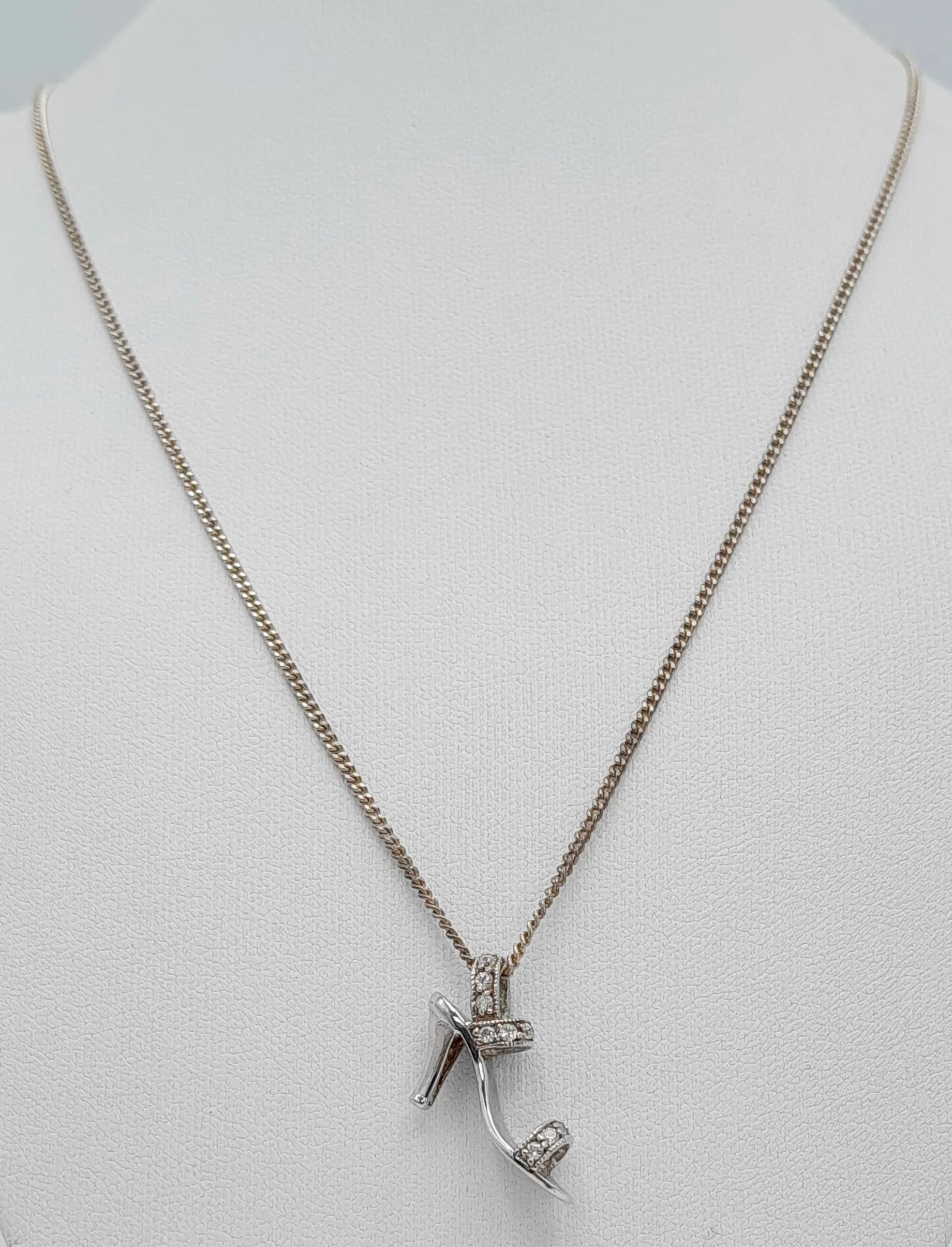 A fancy 925 silver stone set high heel pendant on silver necklace. Total weight 6G. Total length 52cm.