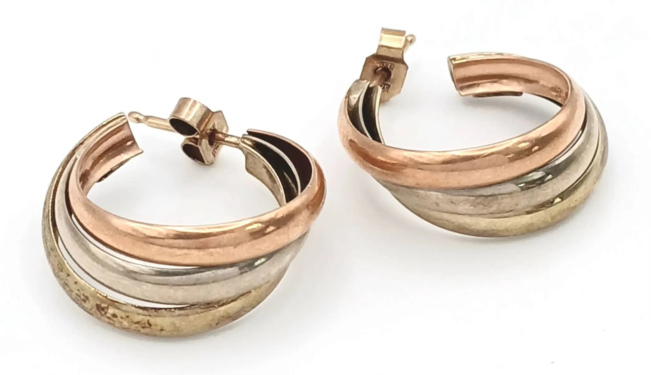 A PAIR OF THREE COLOUR 9K GOLD EARRINGS IN SWIRL FORM. 6g TOTAL WEIGHT.