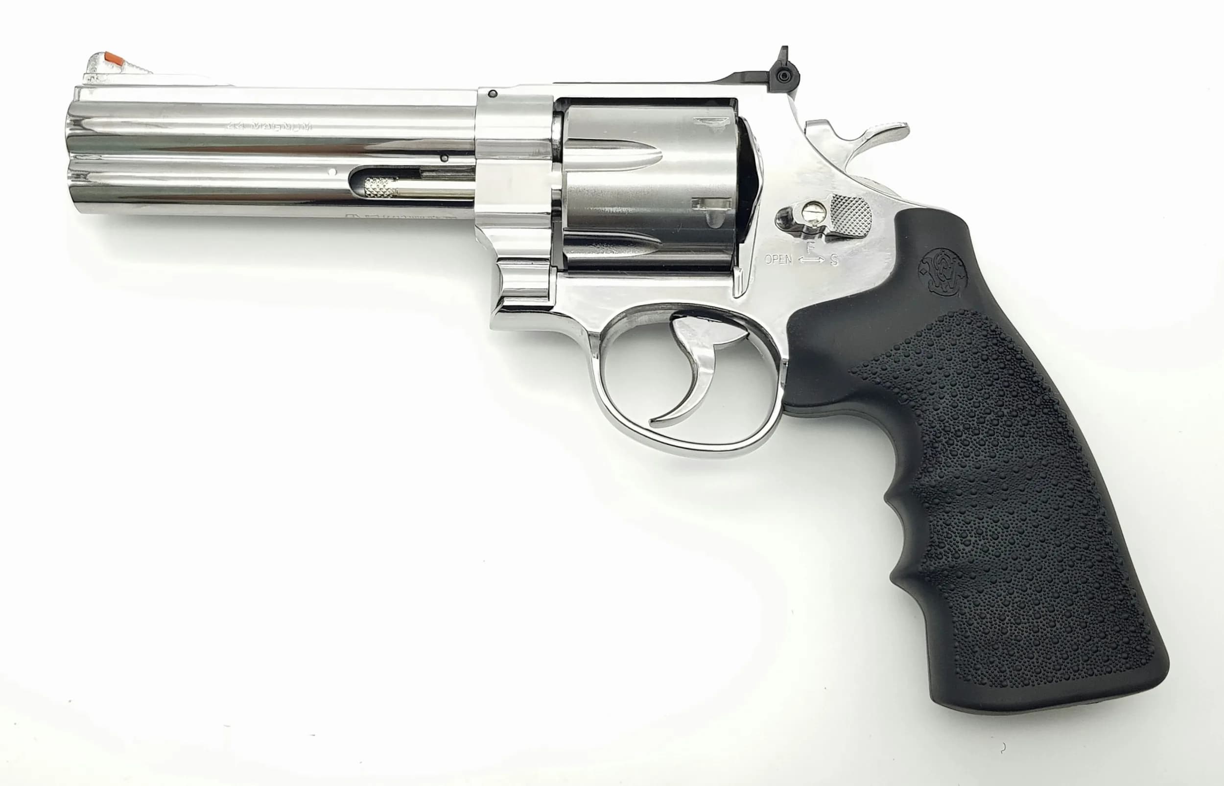 A Smith & Wesson CO2 Revolver. 629 classic. Calibre .0177. Comes with box. Excellent condition. Must be 18 or over to purchase. UK Mainland shipping only.
