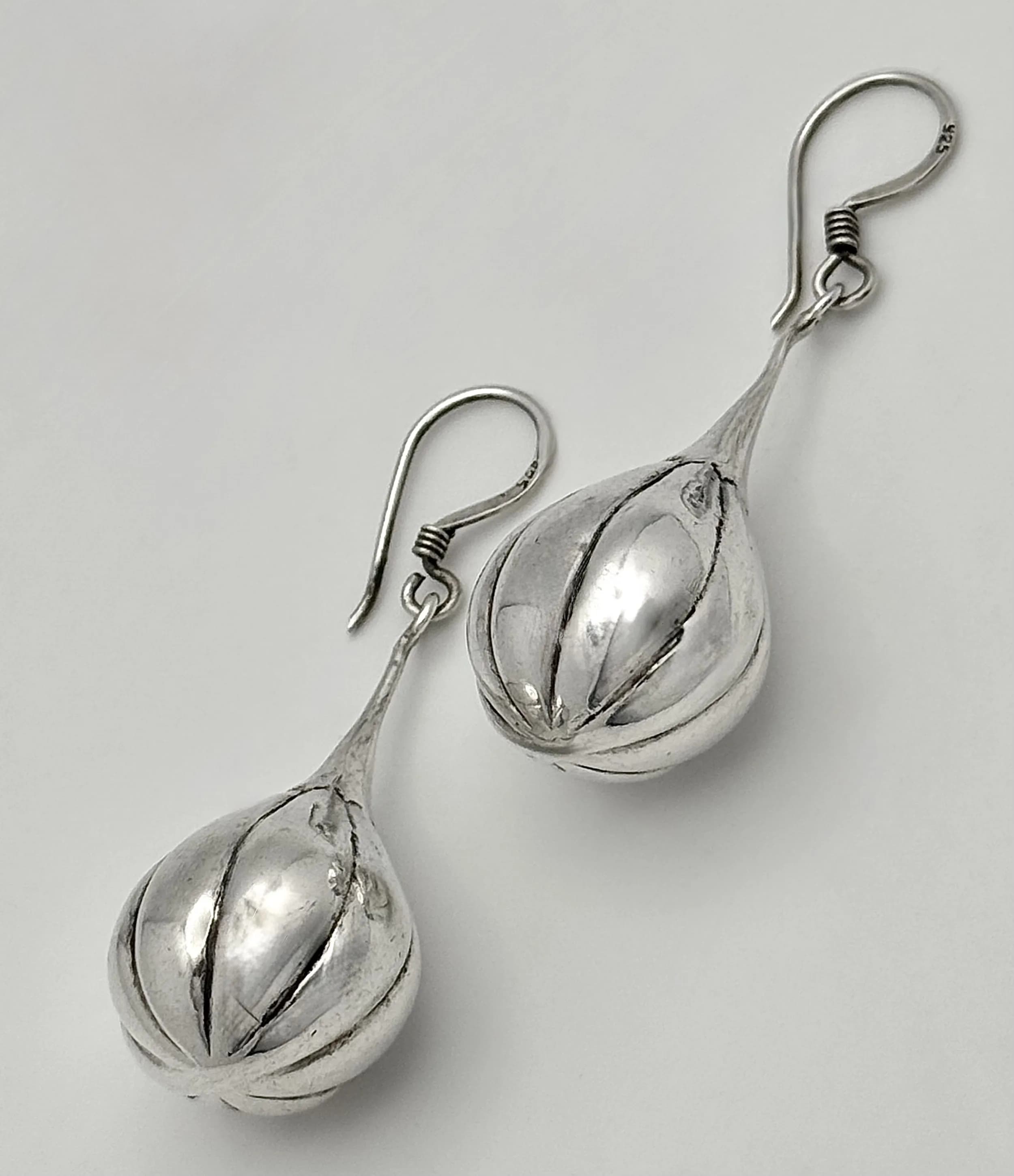 A vintage 925 silver pair of teardrop bauble dangle earrings. Total weight 8.7G. Total length 6cm