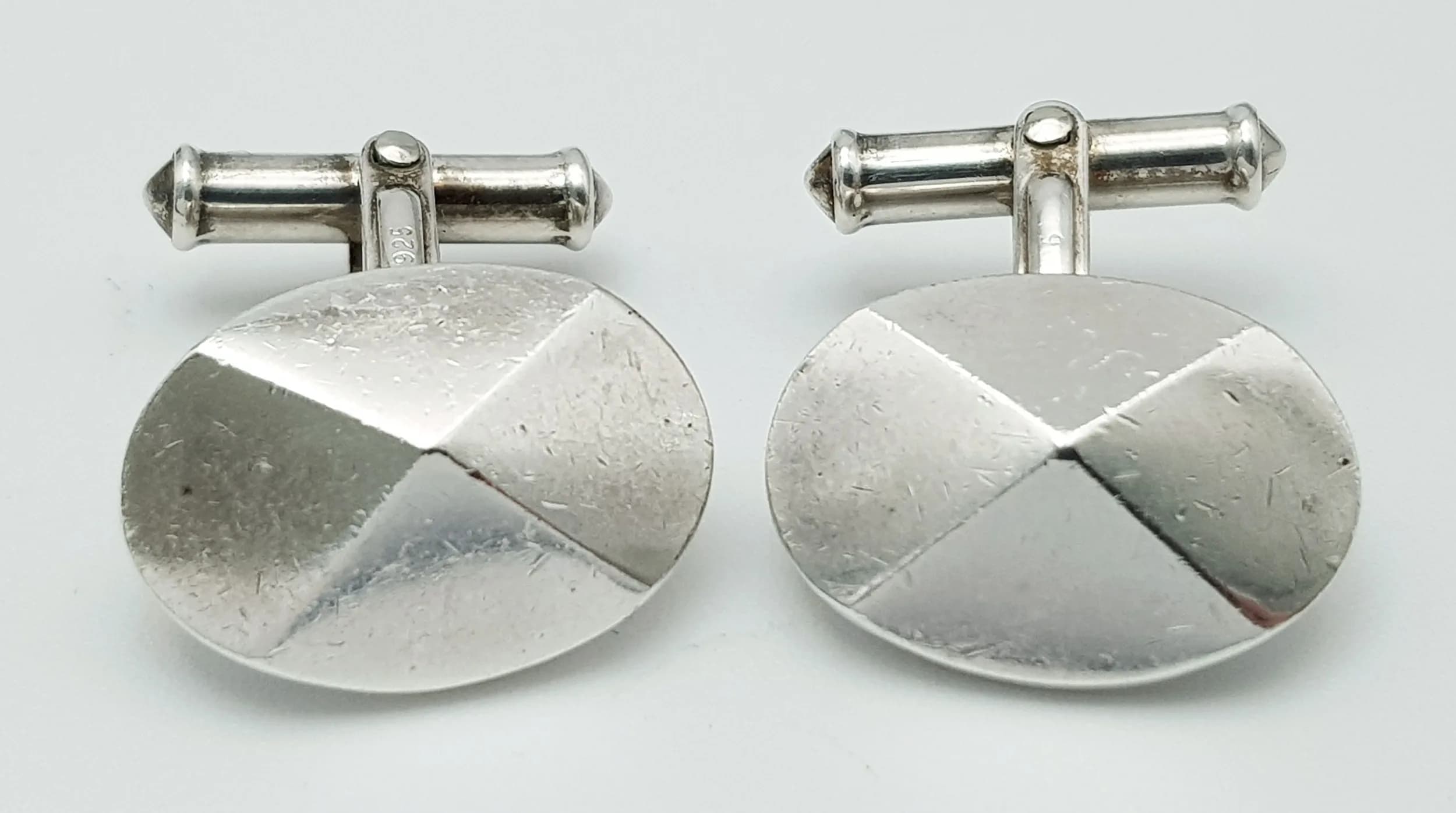 A vintage sterling silver pair of cufflinks. Total weight 17G.