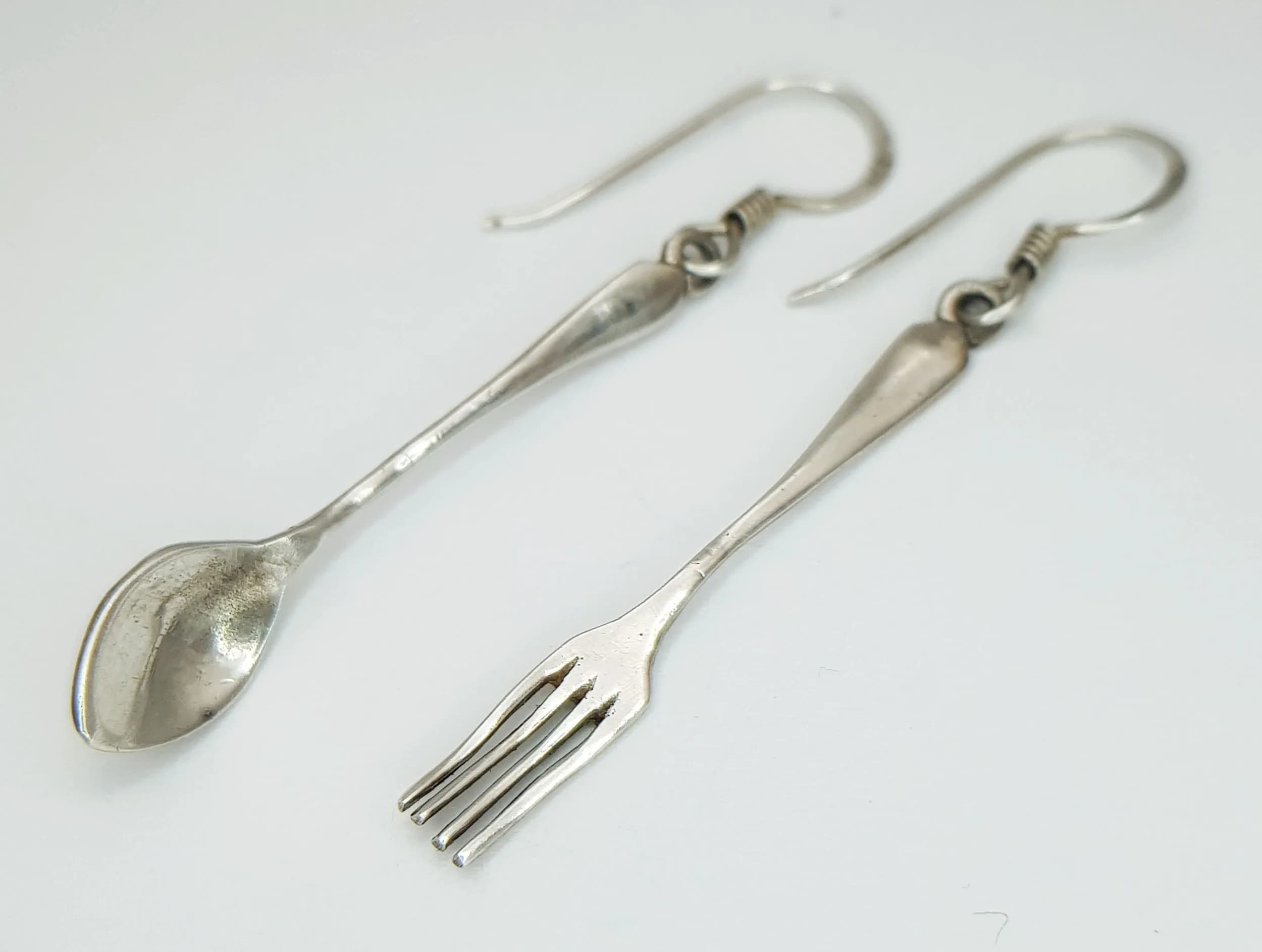 An unique vintage pair of 925 silver fork and spoon drop earrings. Total length 5.5cm. Total weight 1.9G