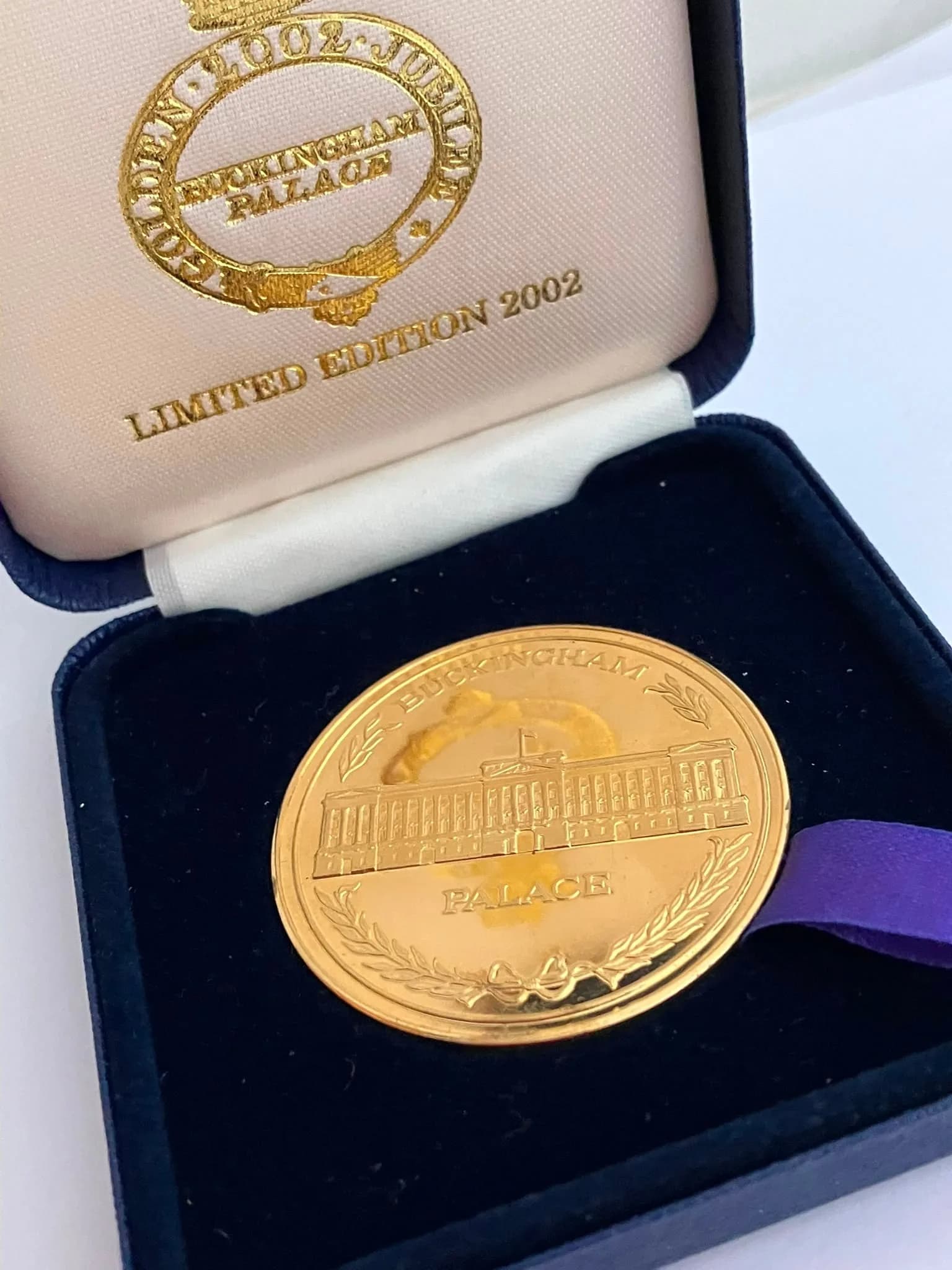 2002 Limited Edition Gold Plated ‘Buckingham Palace’ GOLDEN JUBILEE COIN. Complete with original case. Large Size at 4.4 cm Diameter.