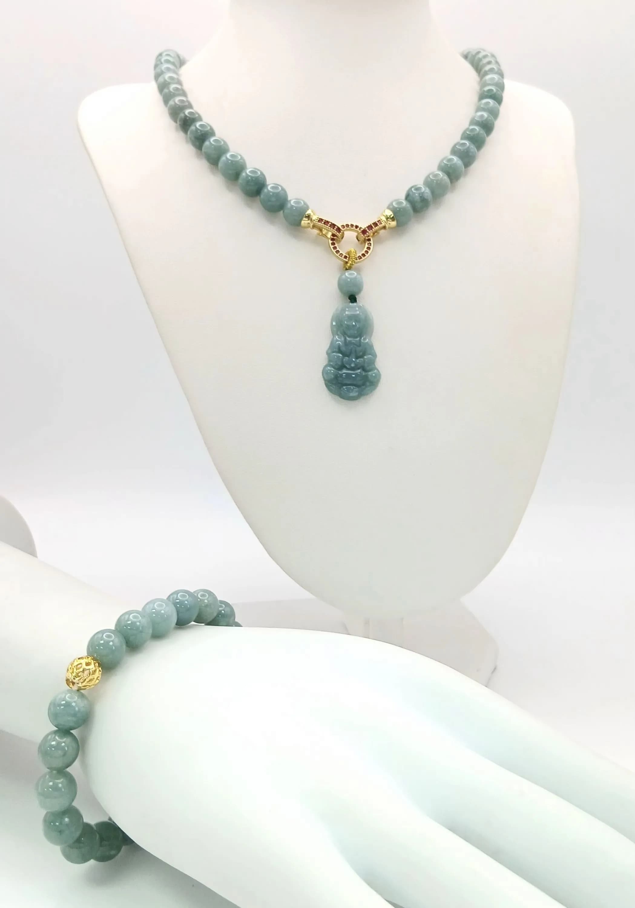 A lovely Green Aventurine stone Beaded Necklace and Bracelet Set. Necklace approx 48cm in length, with a hand carved Buddha pendant and gold-tone pink stone set clasp detail. Matching elasticated Bracelet approx 16cm, expandable. Please see photos for details.