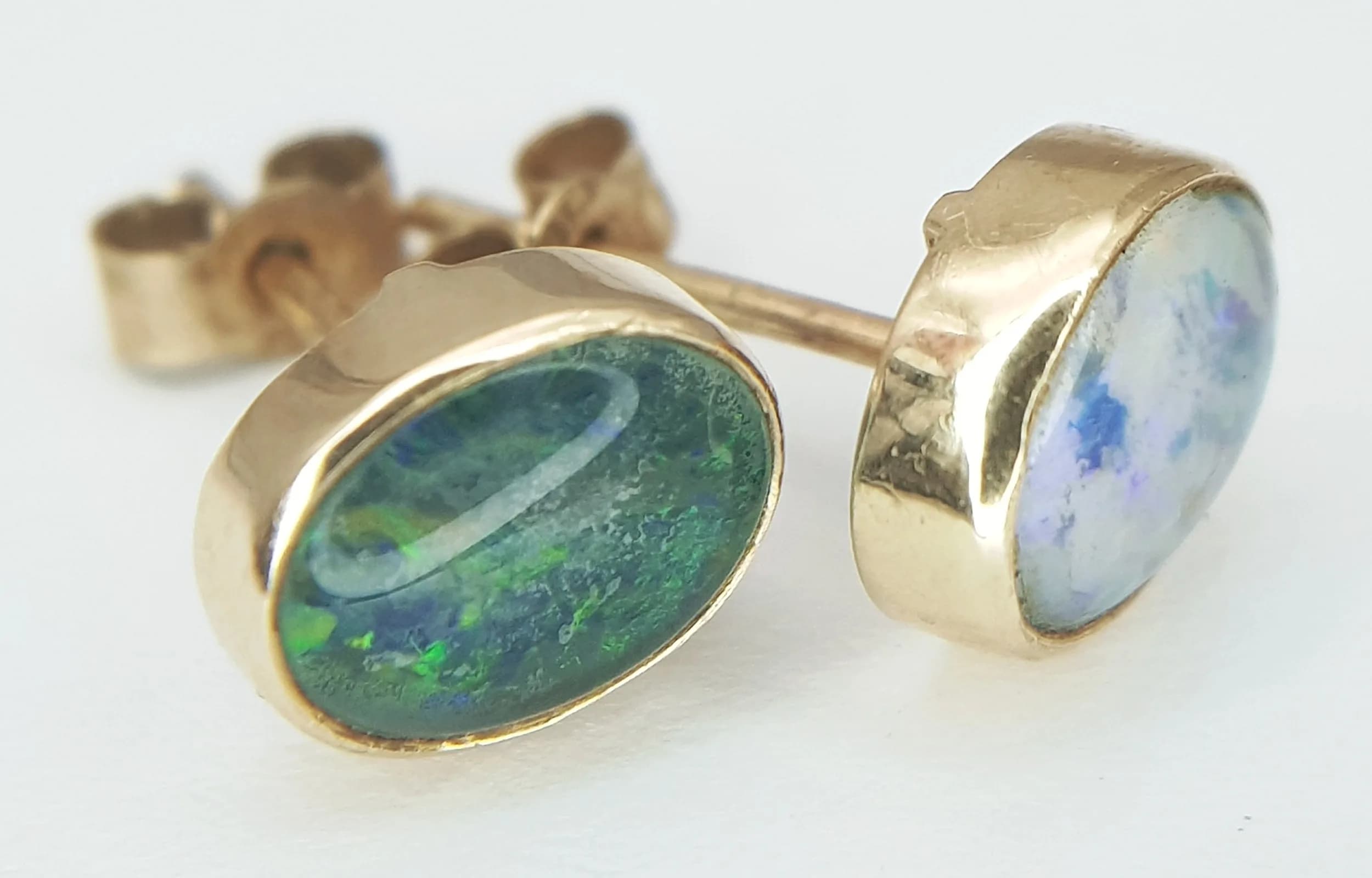 A Pair of 9K Yellow Gold and Opal Stud Earrings. 1.5g total weight.