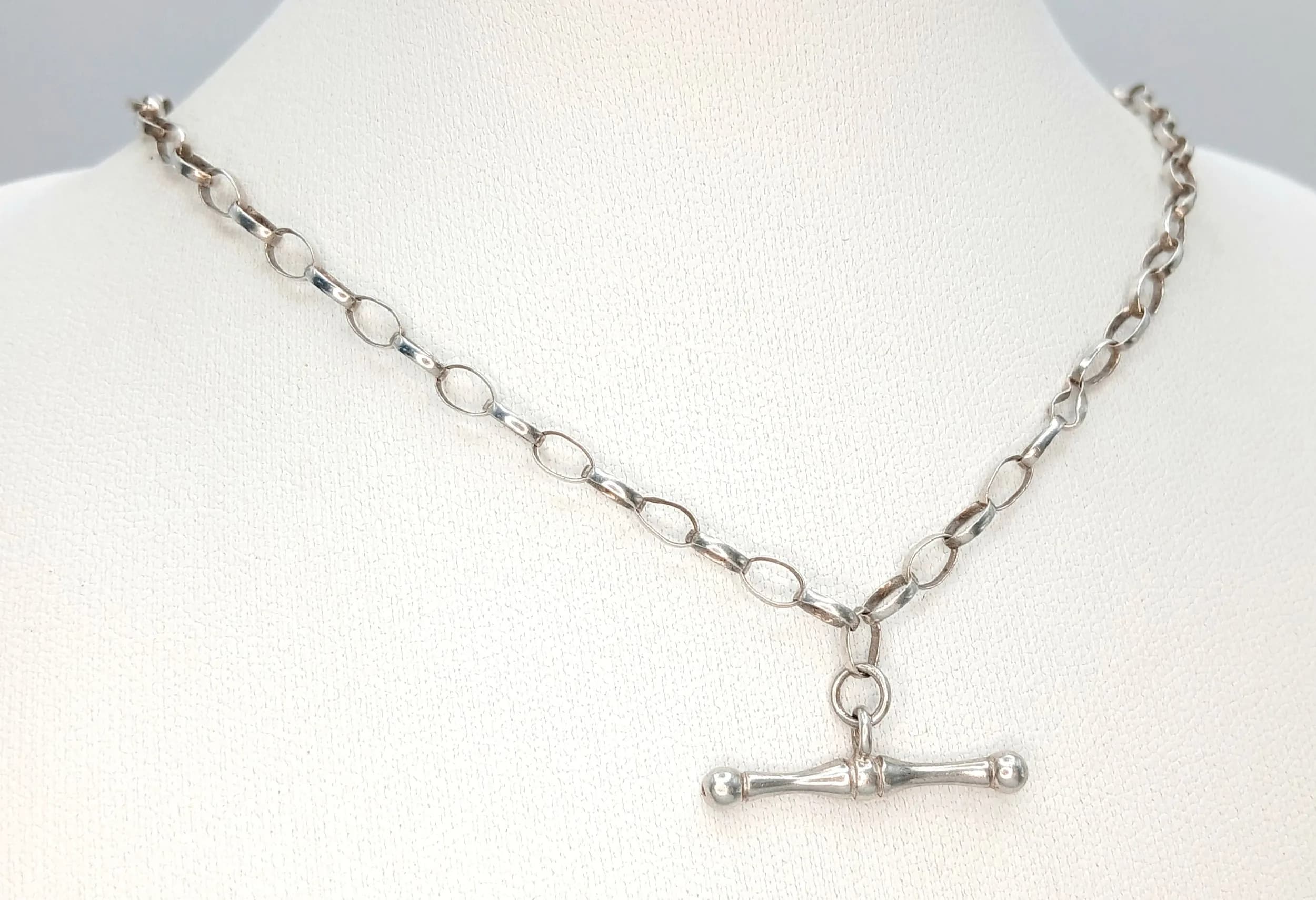 A Stylish 925 Sterling Silver Double Chain Necklace - 48cm Length. Features a double oval link chain with a T-bar pendant. Gross weight 4.85 grams.
