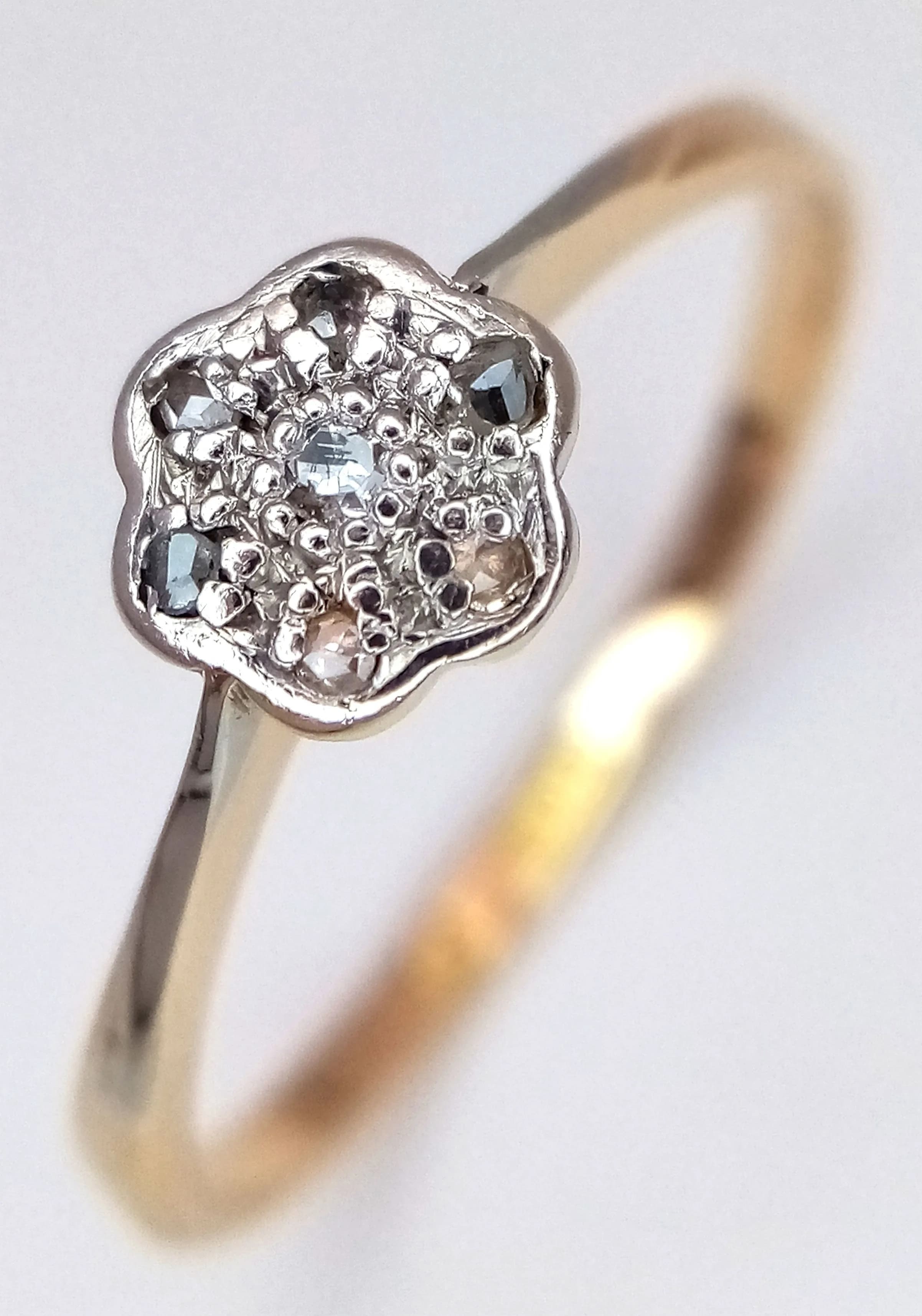 AN 18K YELLOW GOLD AND PLATINUM, VINTAGE, OLD CUT DIAMOND SET, DAISY CLUSTER RING. 1.4G. SC 5112