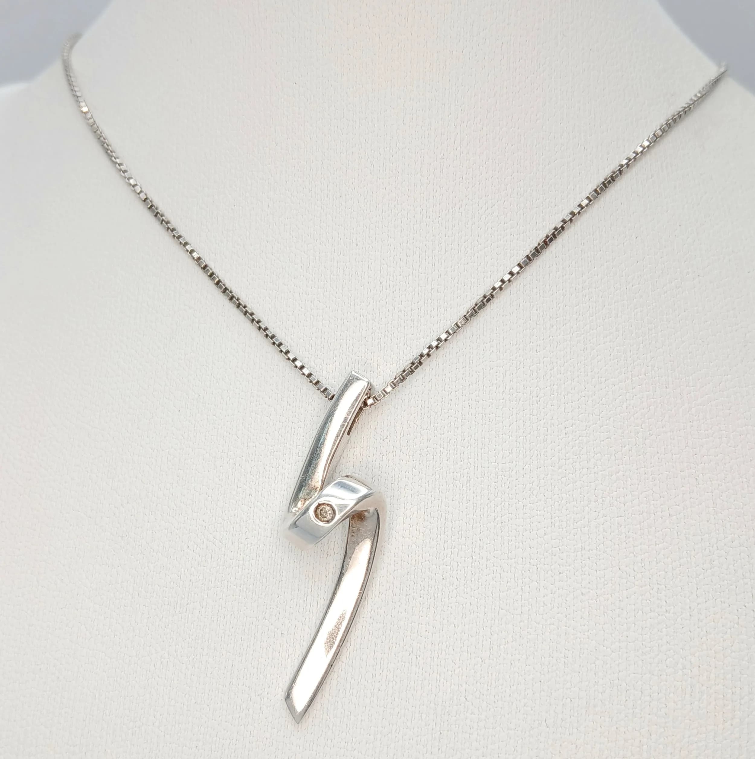 A Pretty 925 Sterling Silver Modernist Pendant Necklace-44cm Length Chain. The Pendant is designed as an abstract polished wave/drop form and measures 4cm drop. The Necklace has a gross weight of 6.36 grams.