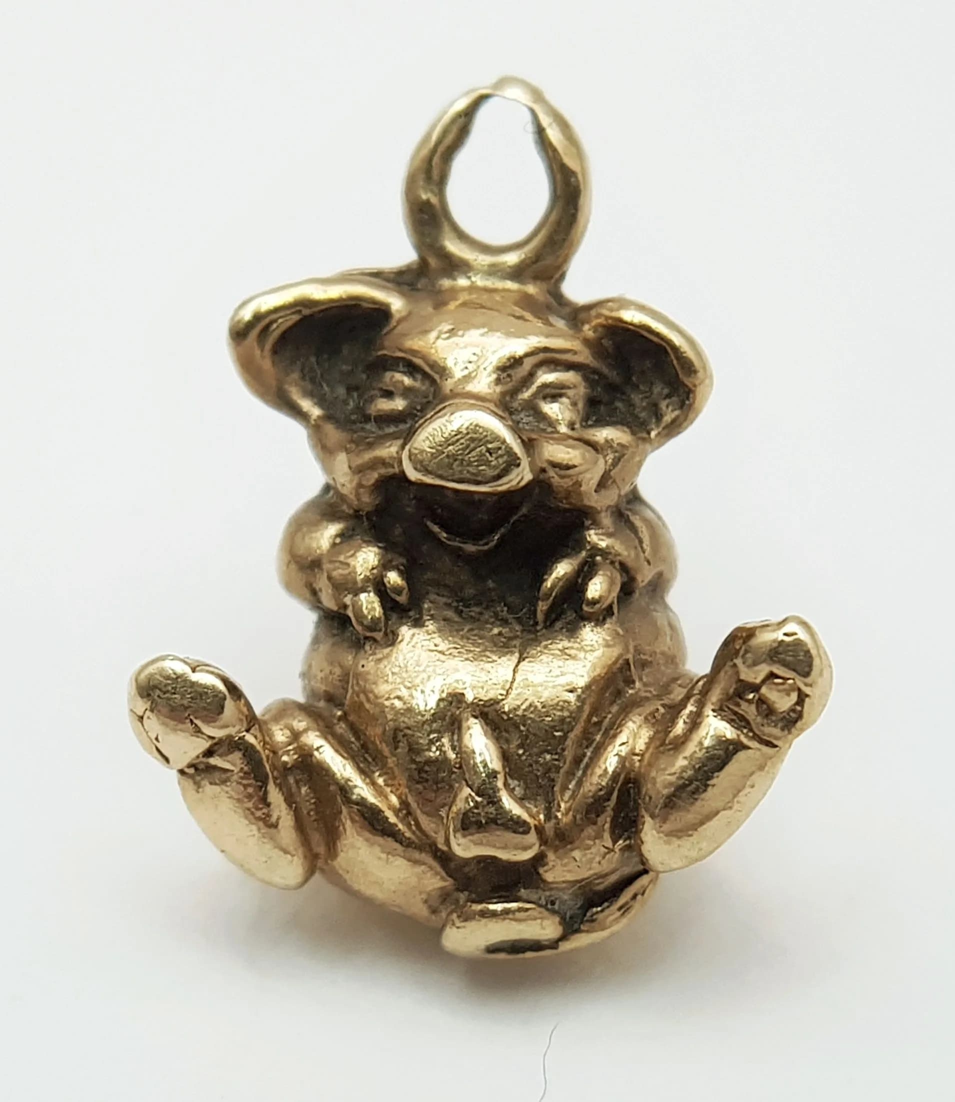 A 9K YELLOW GOLD, LAUGHING PIG CHARM / PENDANT. NEEDS A JUMP RING. 3.4G. A/S RED 5