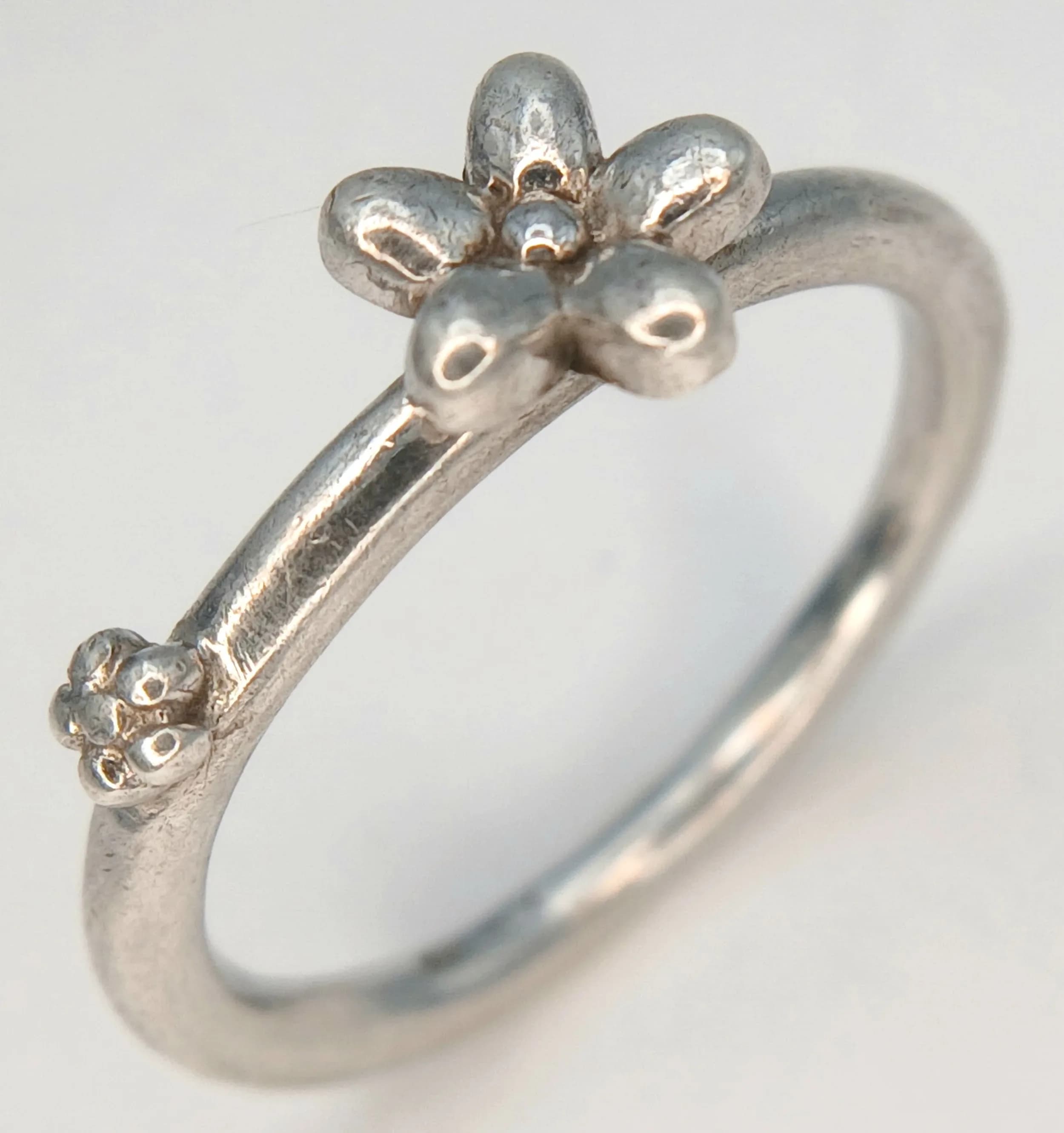 A Pretty 925 Silver Flowers Ring. Size K. Features polished flowers design. Gross weight 2.69 grams.