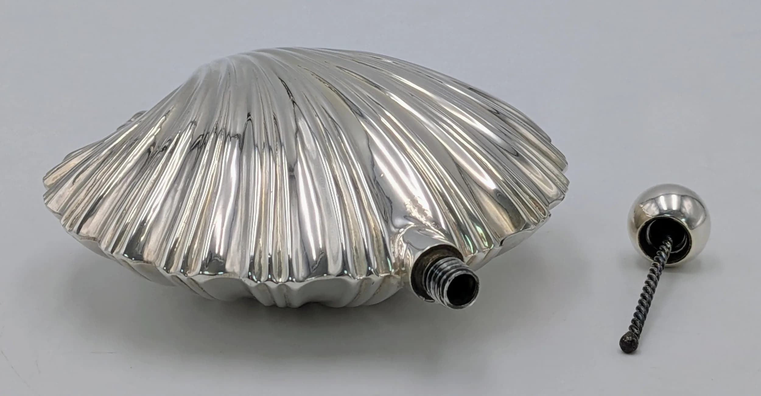 A STERLING SILVER, VINTAGE, SCALLOP SHELL DESIGN, PERFUME BOTTLE. 49G. SC 5131