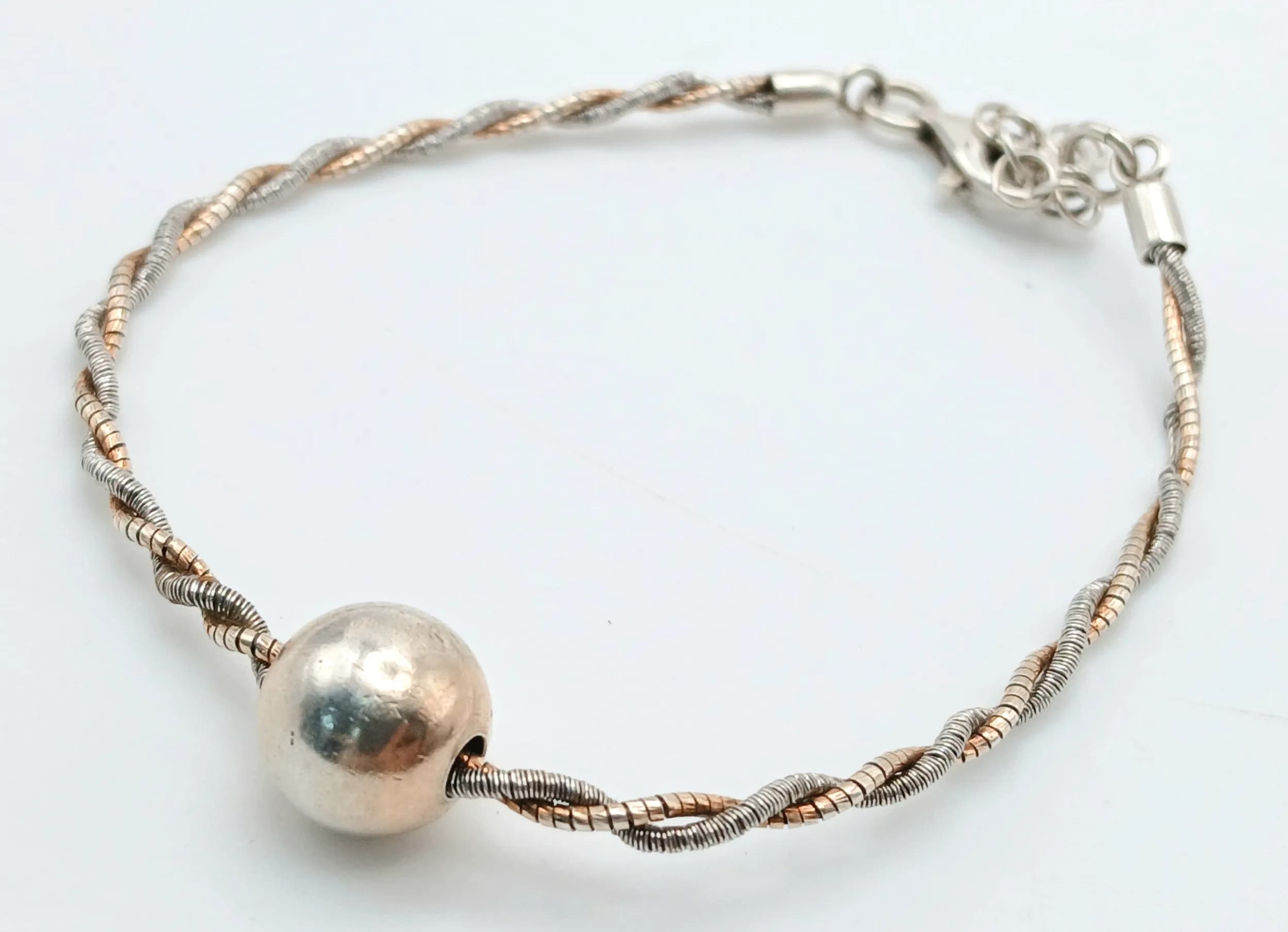A 925 Sterling Silver Ball Detail twisted Bracelet. Approx 19.5cm length. Total weight 4.56g.