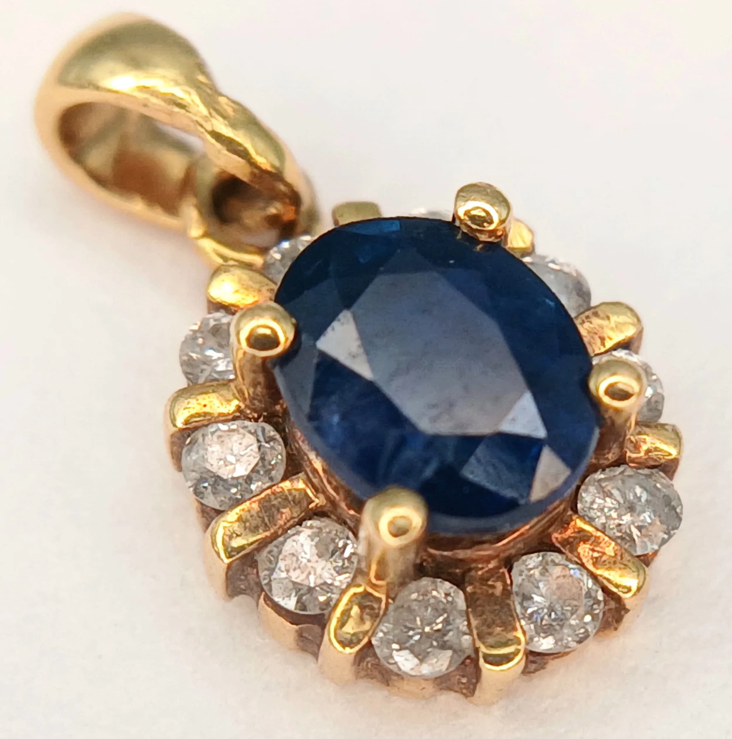 An 18K Yellow Gold, Diamond And Sapphire Set, Cluster Pendant. 0.9G. Sspa 4017