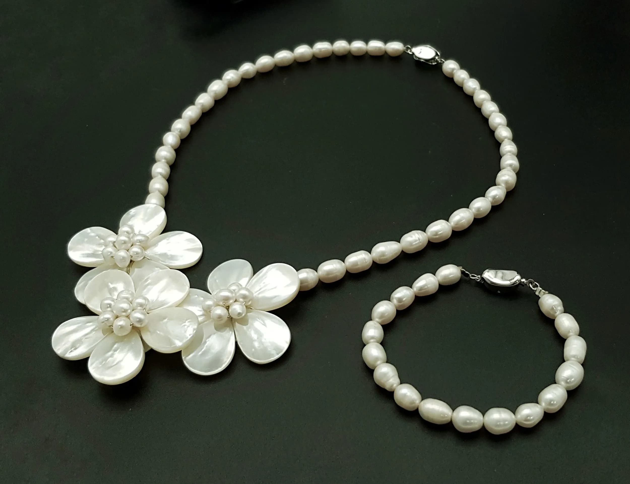 A gorgeous set of Freshwater Pearls flower pendant necklace and bracelet. Total length 40cm and 18cm. Peal 6-7 mm approx.