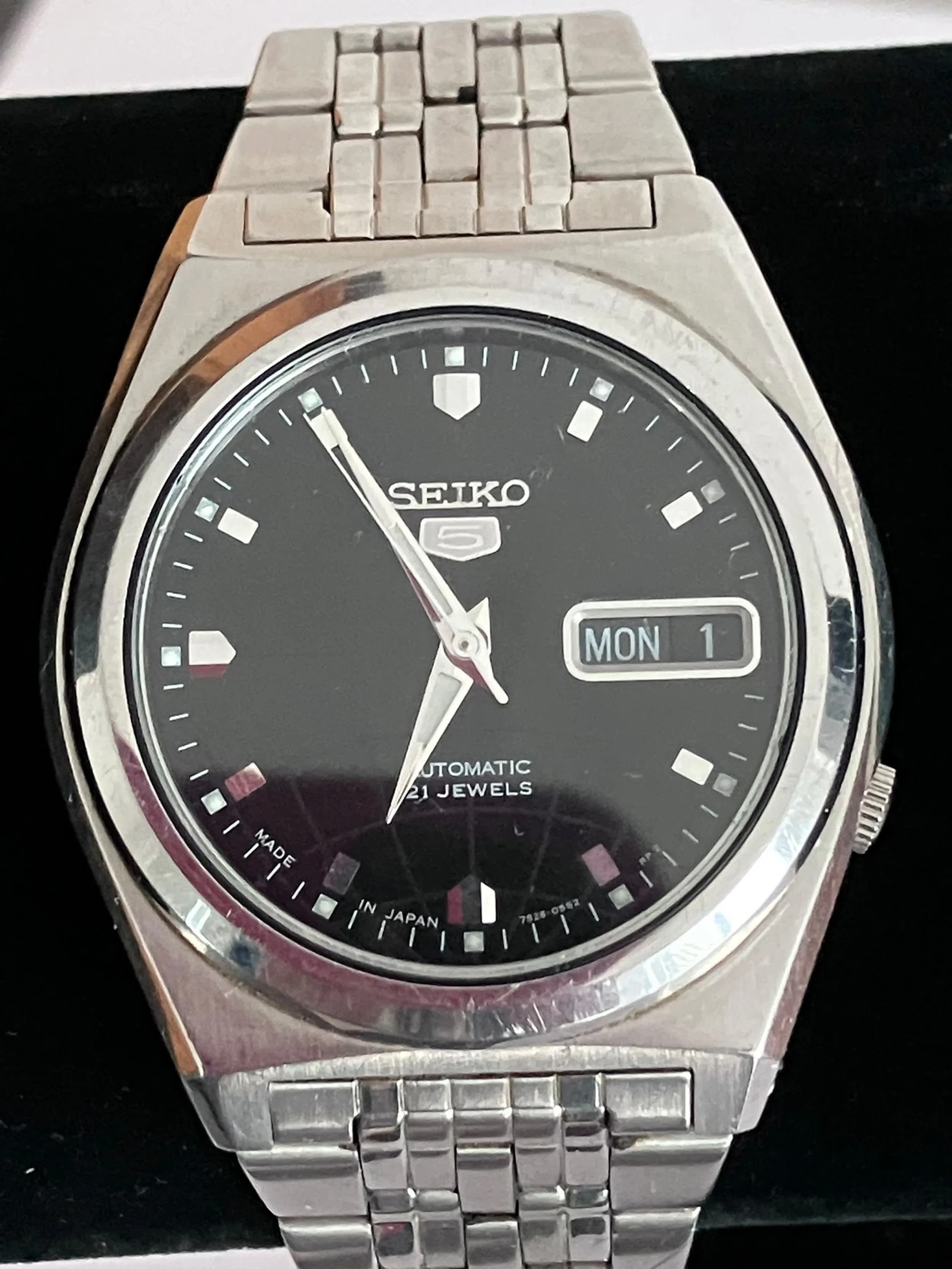 Gentleman’s Vintage 07S26-02EO SEIKO 5 AUTOMATIC WRISTWATCH. 21 Jewels. Day/Date Model. Bracelet size M-L. Full working order. Light scratch on glass otherwise Excellent condition. Please see pictures.