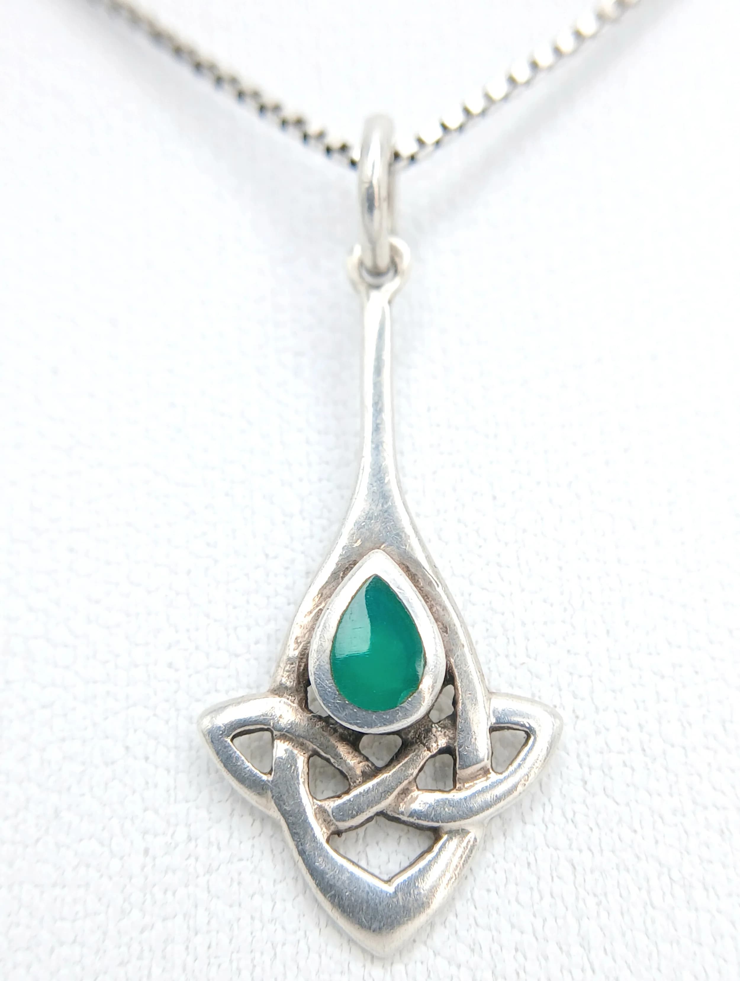 A 925 Italy Silver Necklace with Green Stone Pendant. Approx 45cm length, pendant drop 2.5cm. 2.9g.