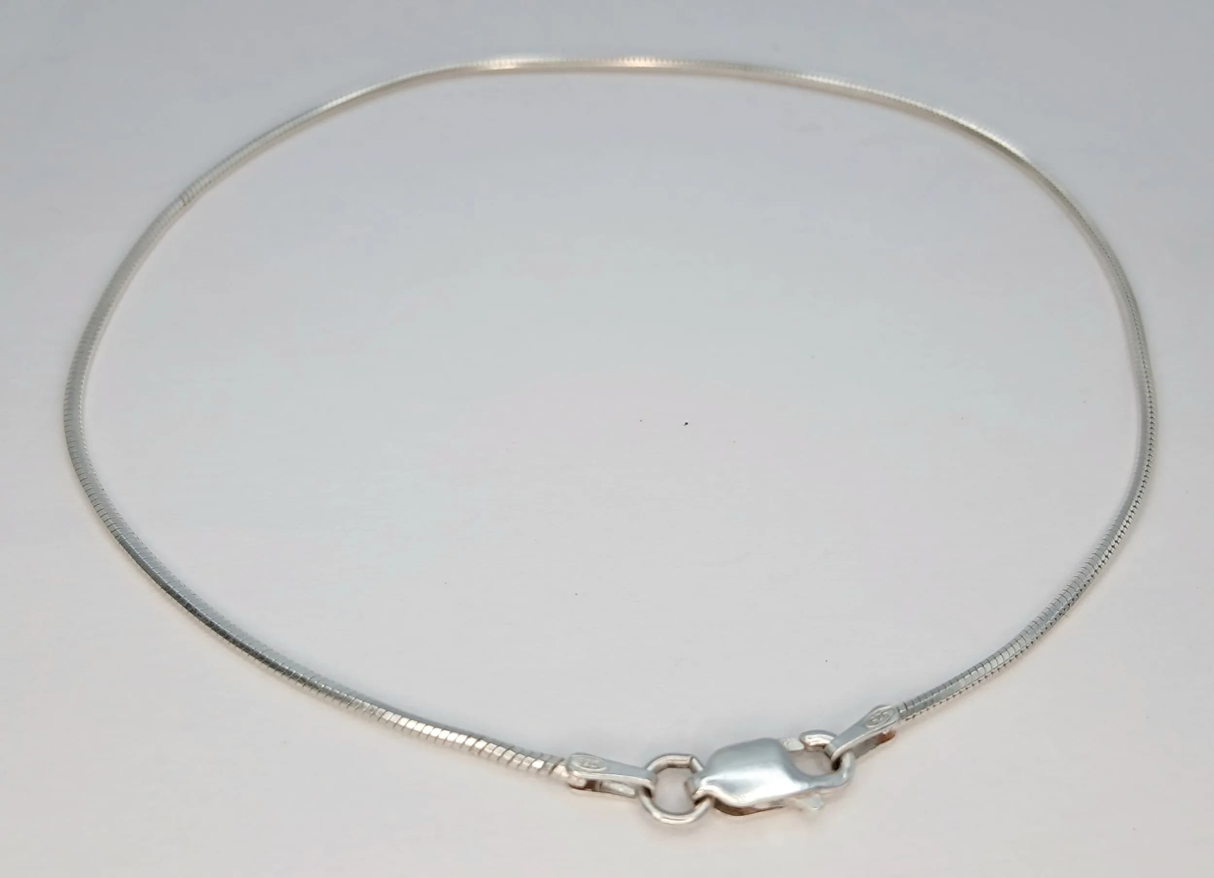 A Pretty 925 Sterling Silver Snake Chain Bracelet - 22cm Length. Features a fine snake chain with a lobster clasp fastening. Gross weight 2.89 grams.
