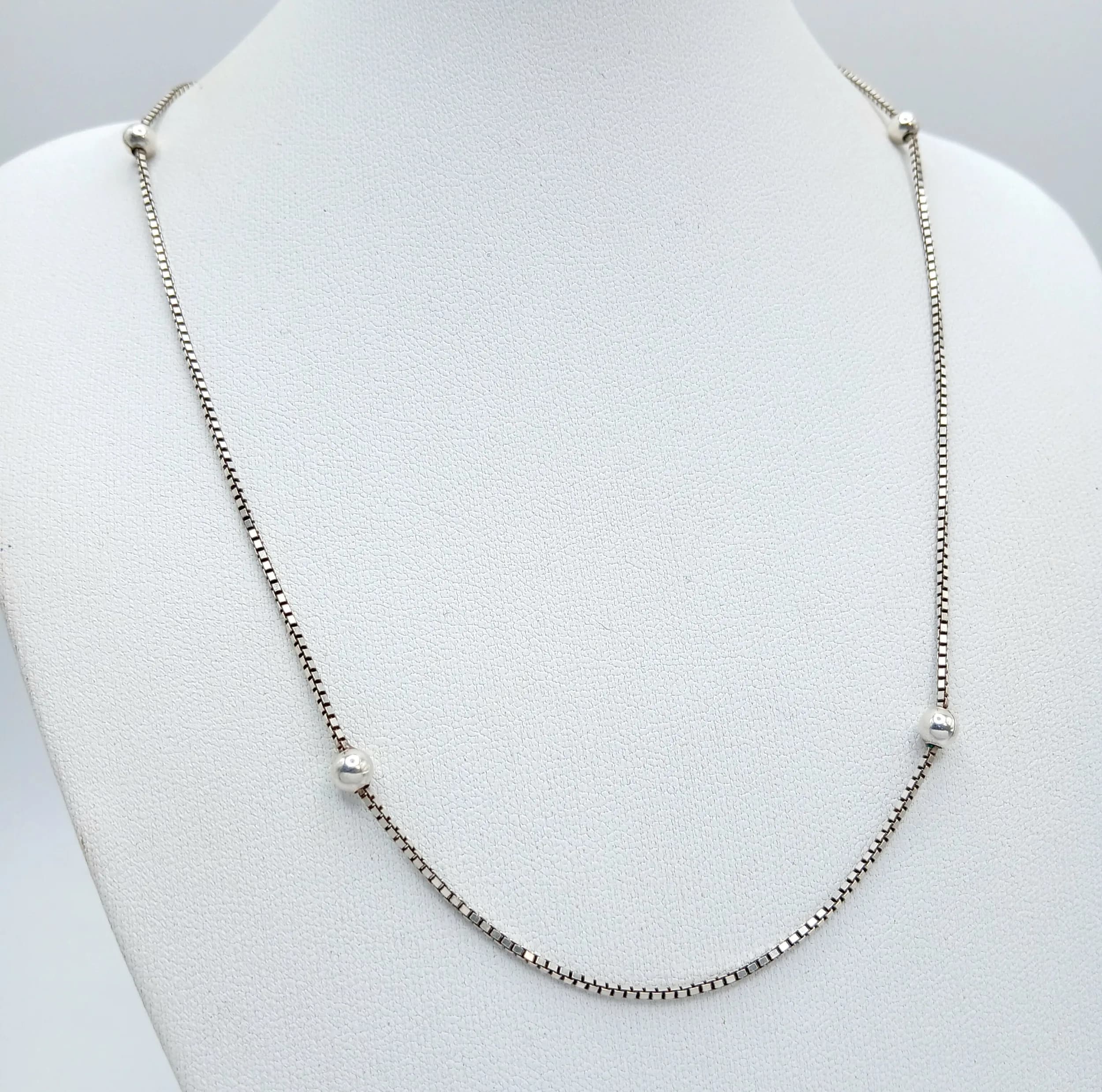 A Lovely Italian 925 Sterling Silver Ball Station Necklace. Features five polished silver ball stations on a fine silver chain. The necklace measures 38cm length. The necklace has a gross weight of 3.84 grams.