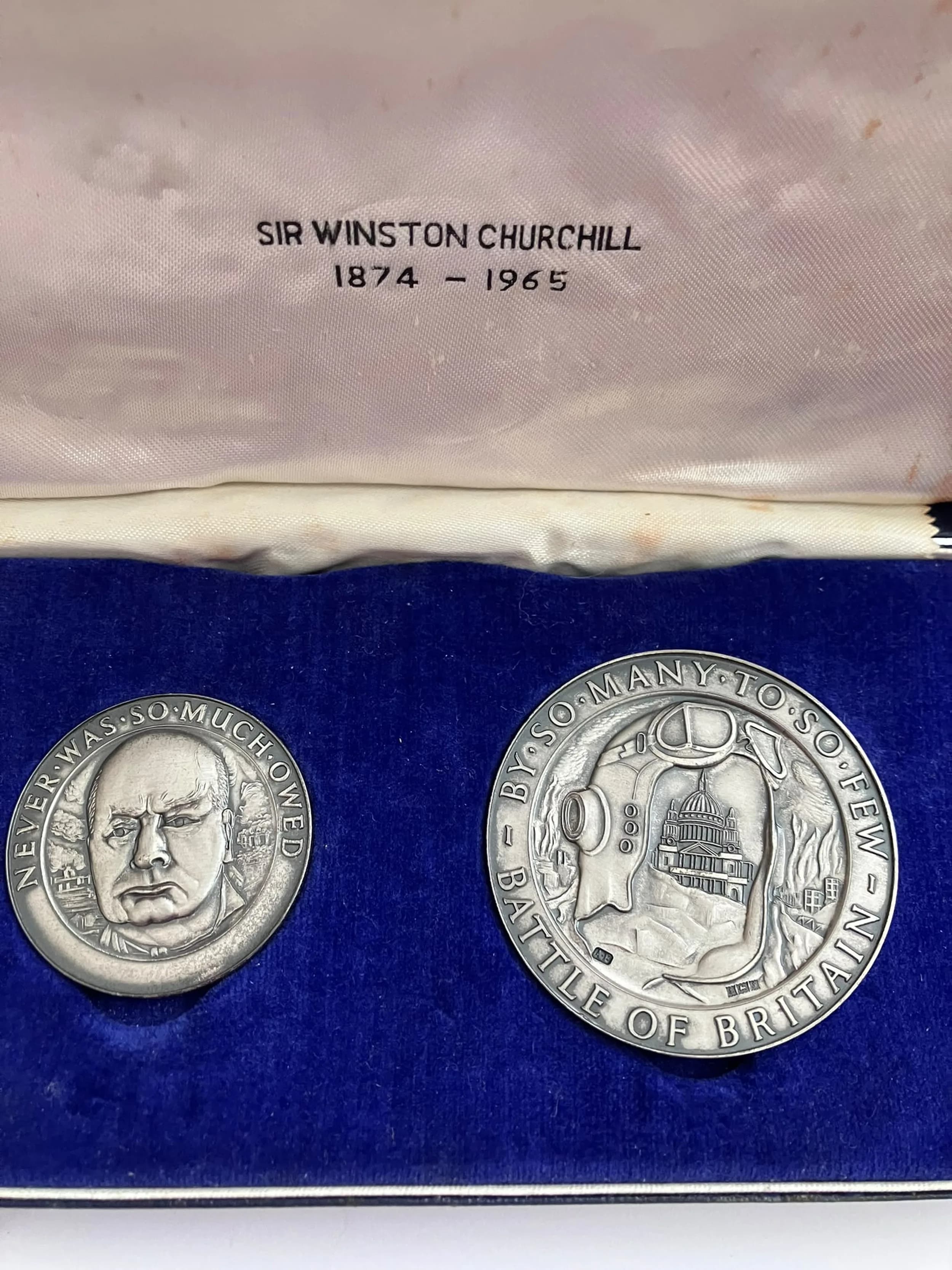 SOLID SILVER ‘WINSTON CHURCHILL’ BATTLE OF BRITAIN MEDALLION Set. Full UK hallmark for 1967 . Beautifully struck with raised detail. Double Sided having WINSTON’S PORTRAIT with reverse showing Battle of Britain PILOTS HELMET protecting St Paul’s Cathedral . Both Medallions extremely large 3.75 cm and 5.0 cm Diameter .Complete with original case. Total Silver weight 98.5 Grams. Beautiful Set , Please see pictures.