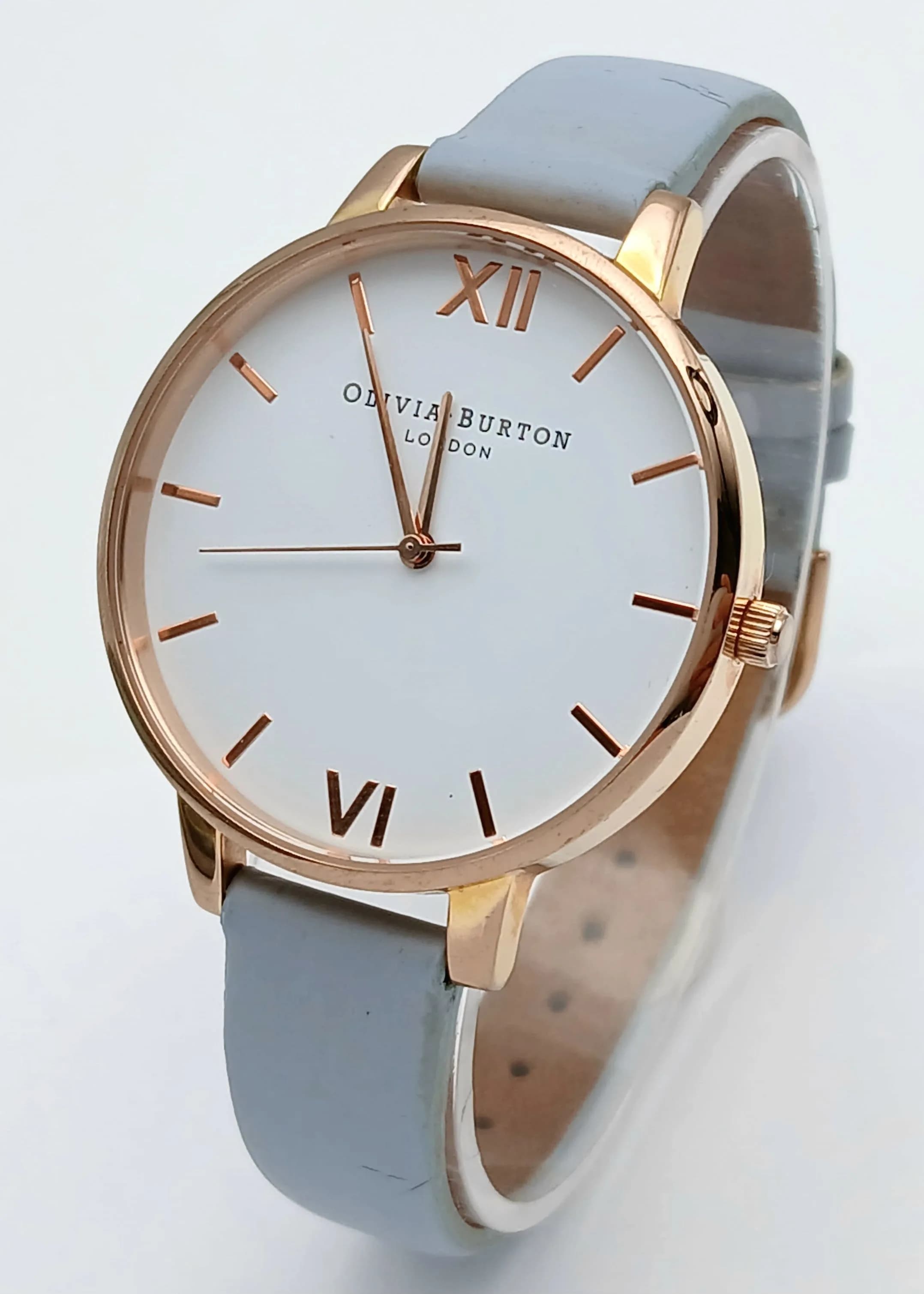 AN OLIVIA BURTON, ROSE GOLD TONE, WHITE DIAL, LEATHER STRAP WATCH. ORIGINAL STRAP. IN FULL WORKING ORDER. NEW BATTERY FITTED RECENTLY. S/A 1701