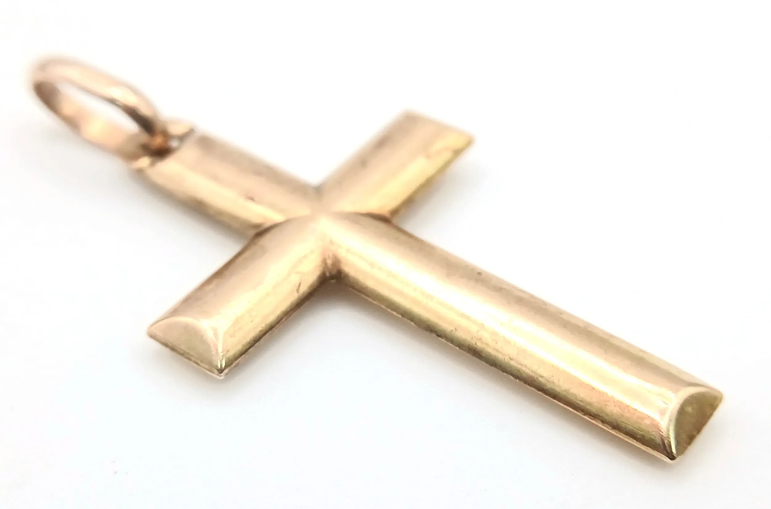 A 9K Yellow Gold Cross Pendant. 4cm. 1.45g.