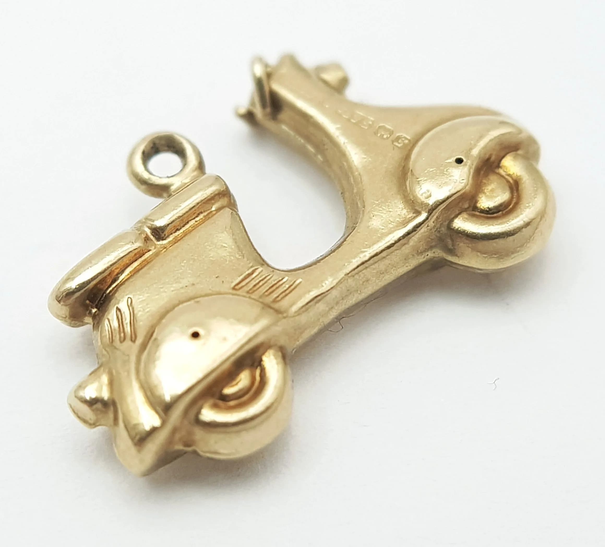 A 9K YELLOW GOLD, MOPED / SCOOTER CHARM / PENDANT. NEEDS A JUMP RING. 0.7G. SC 6011