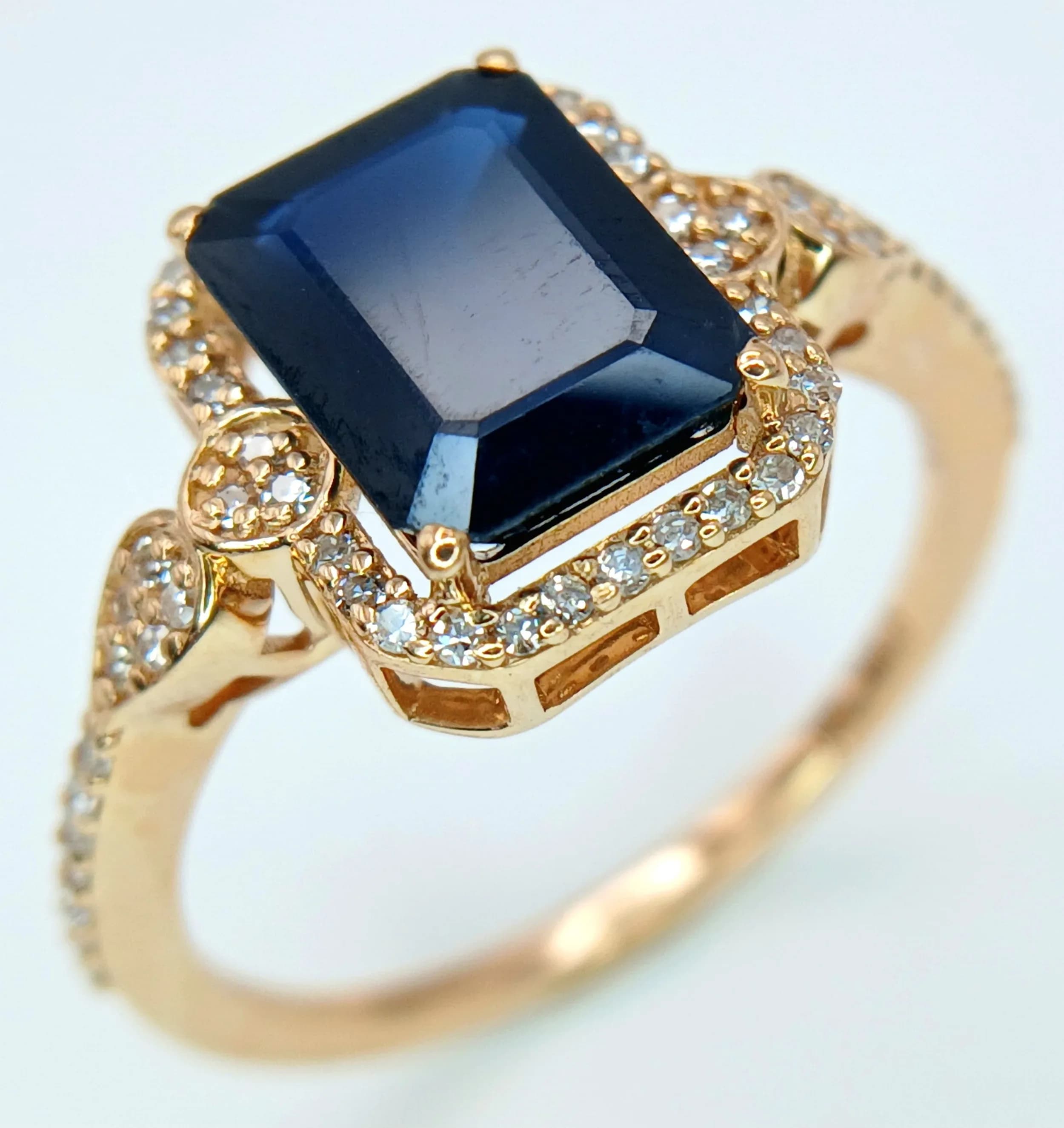 A NATURAL SAPPHIRE (1.55cwt) SURROUNDED BY DIAMONDS(.18cwt) AND SET IN 14K GOLD COMING WITH A H.R.D.ANTWERP CERTIFICATE . 2.76gms size N CLR12371