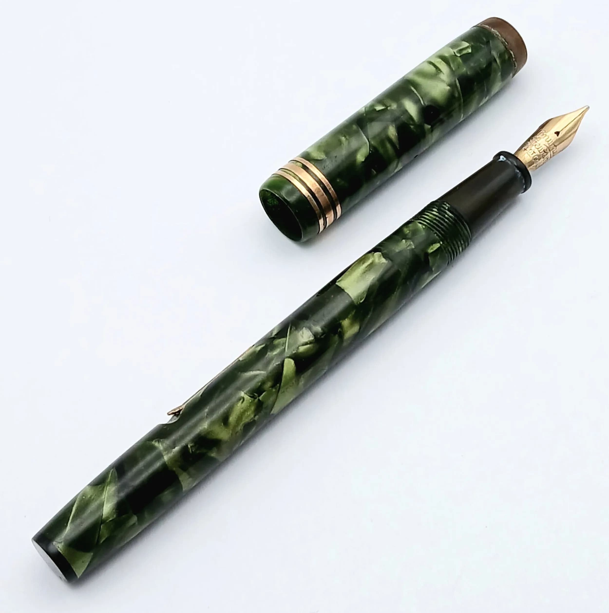 Vintage CONWAY STEWART FOUNTAIN PEN. Model 388. Complete with 14 CARAT GOLD NIB. Finished in Green Marble. Please see pictures.