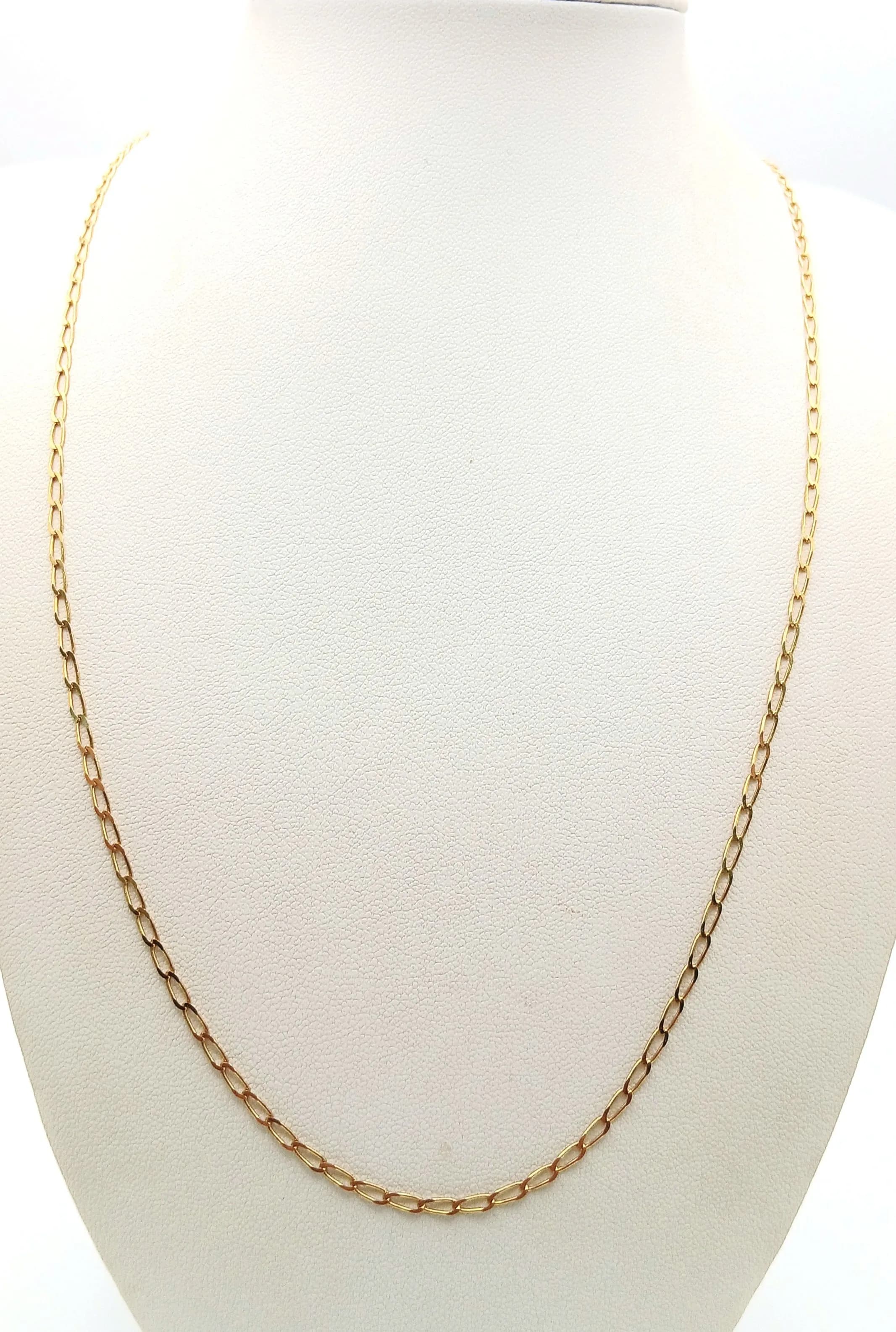 A 9K Yellow Gold Petit Curb Link Chain Necklace. 61cm. 3.1g.