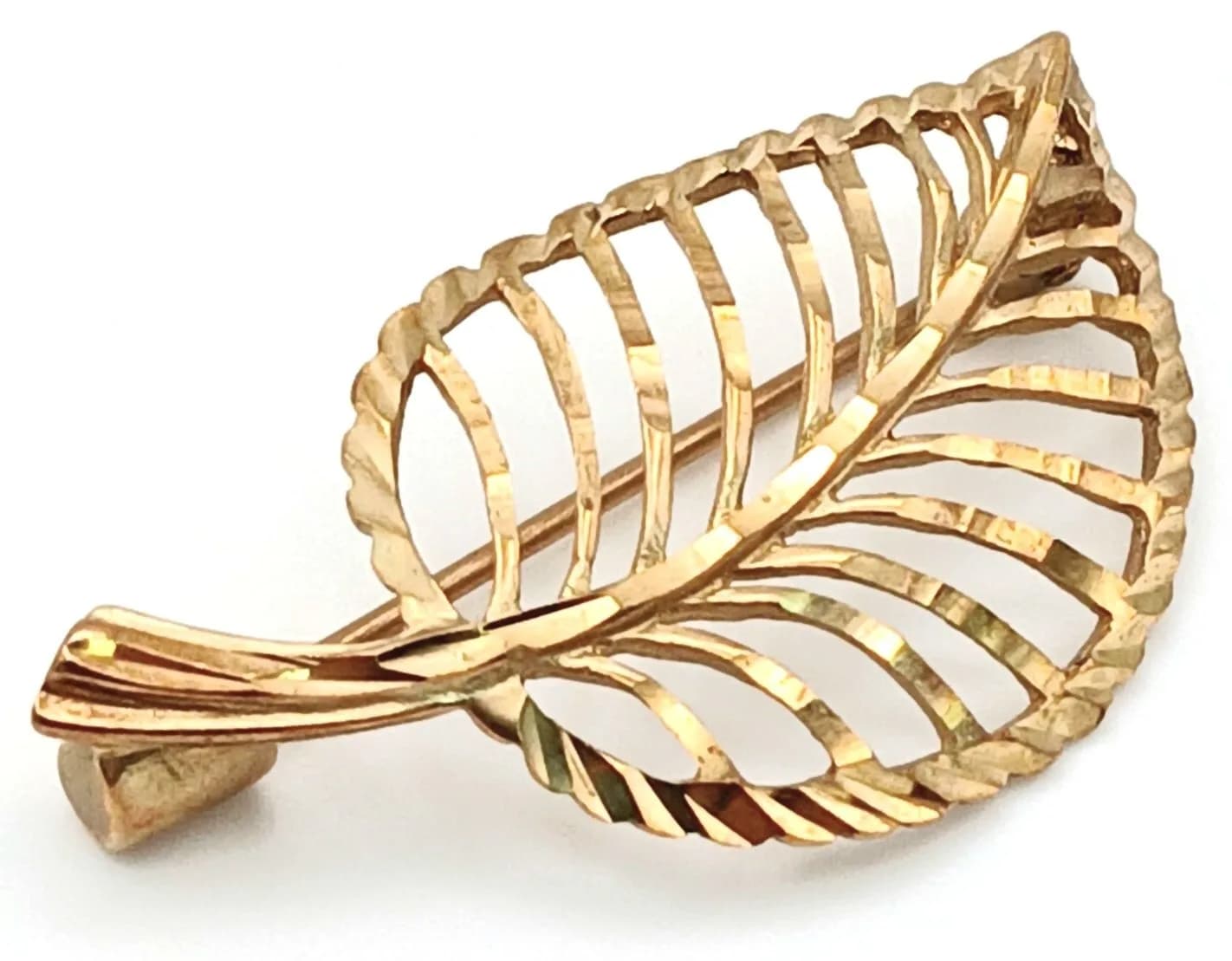 A 9K Yellow Gold Brooch in Leaf Form. 3.5cm. 3g.