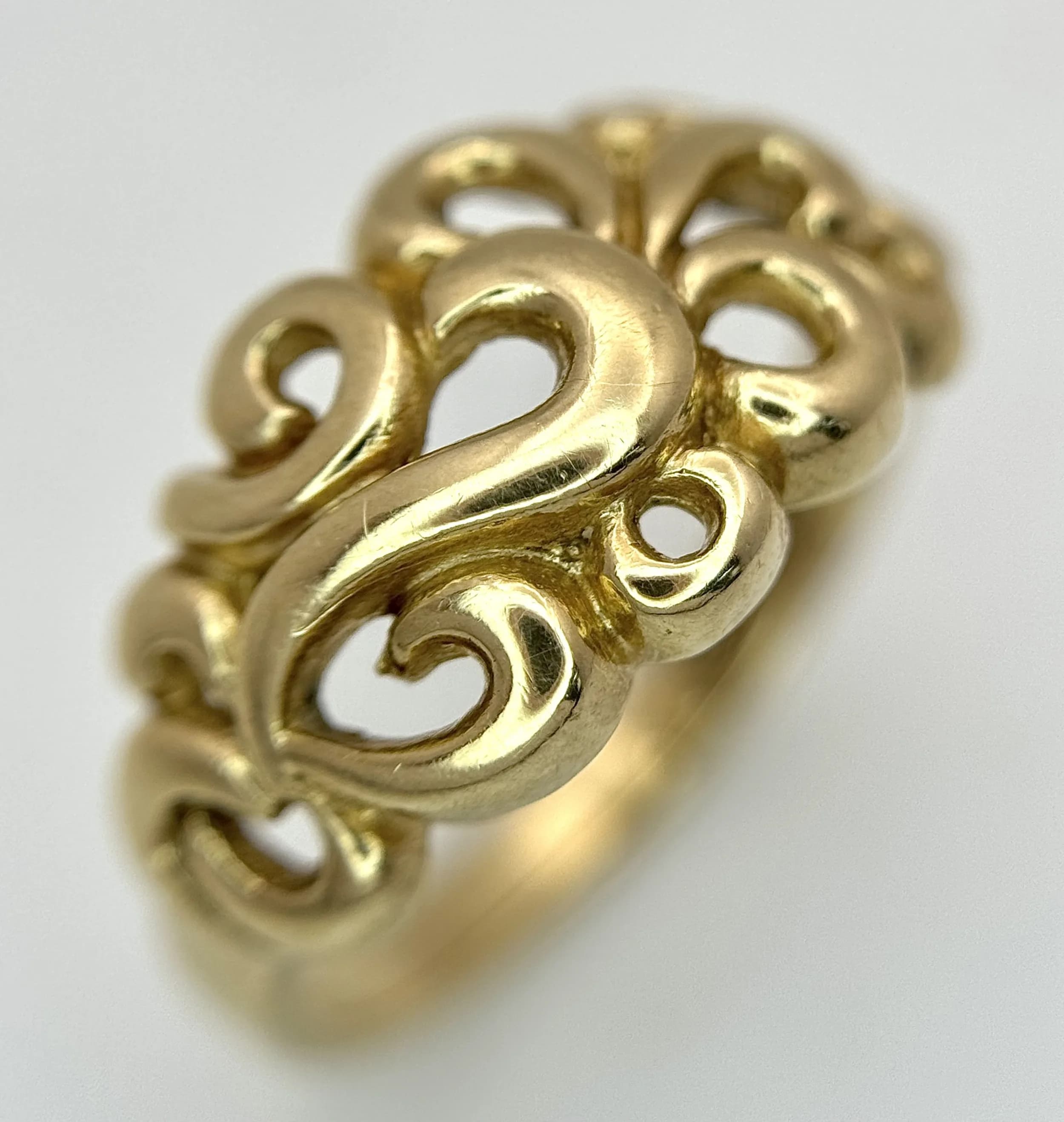 A 9K Yellow Gold Ring with Decorative Scroll Openwork. Size K. 2.65g.