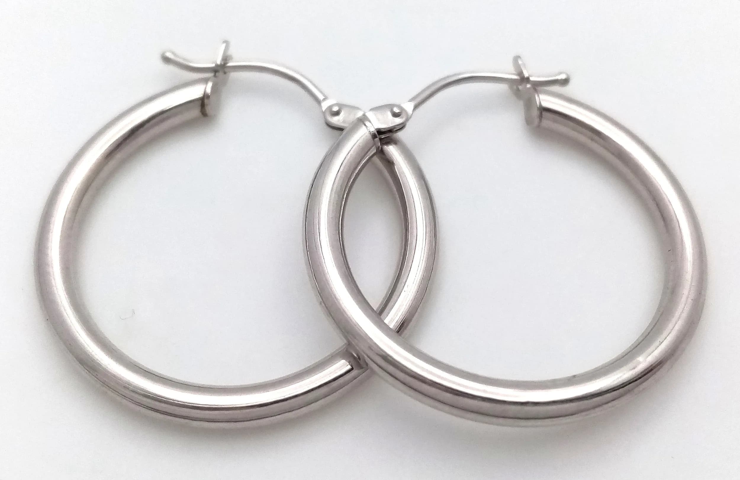 A PAIR OF 9K WHITE GOLD, HOOP EARRINGS. 1G. SC 6016