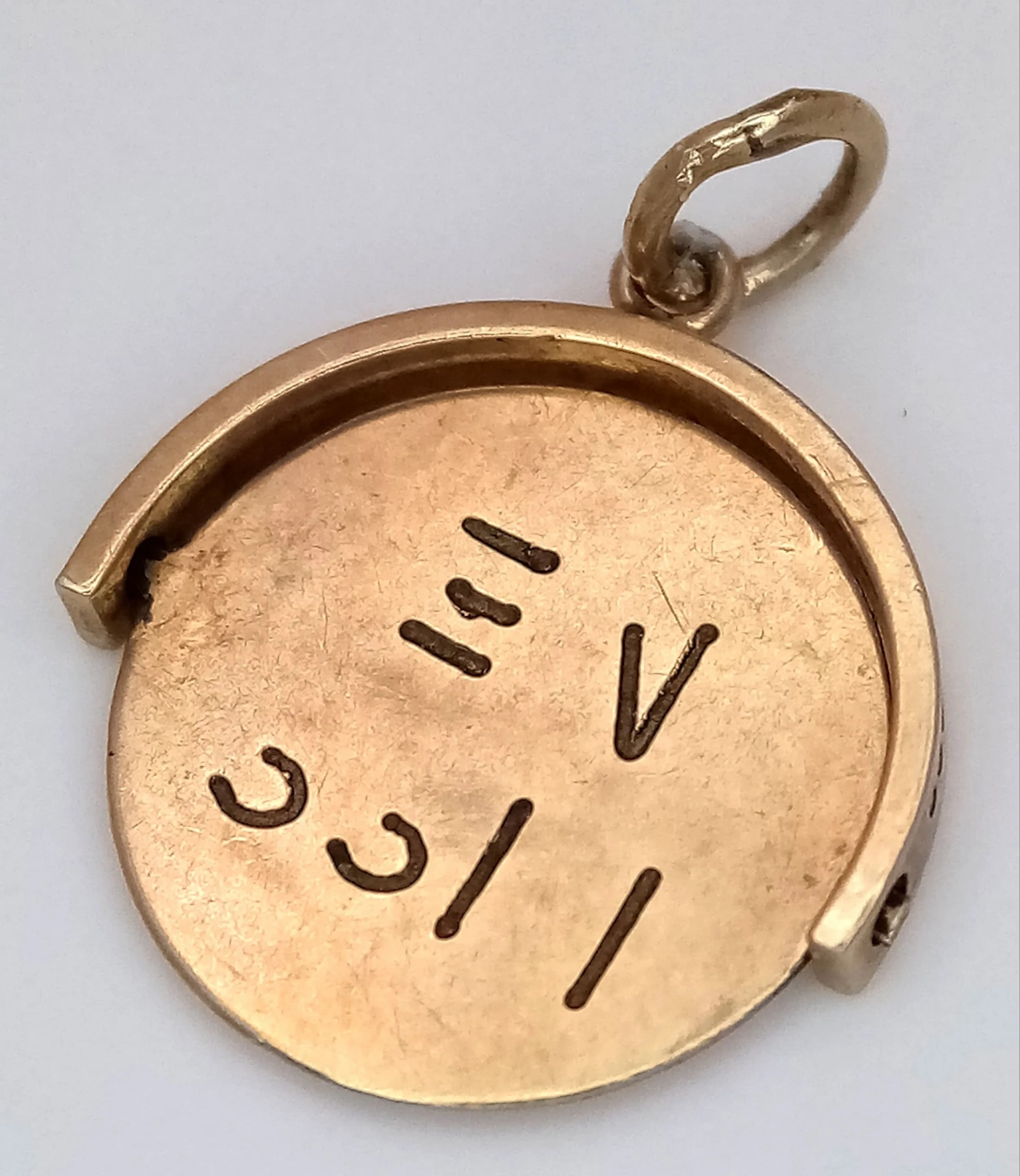 A 9K YELLOW GOLD, KISS ME, SPINNER CHARM / PENDANT. 0.9G. SC 6017