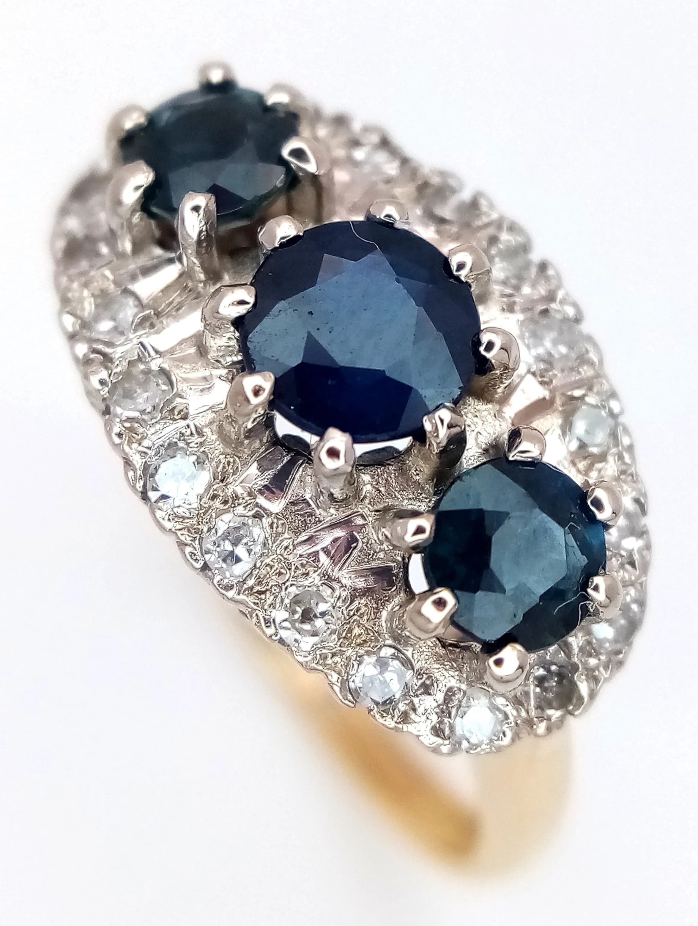 AN 18K YELLOW GOLD, DIAMOND AND SAPPHIRE RING. 5.8G, SIZE O. SC 6075