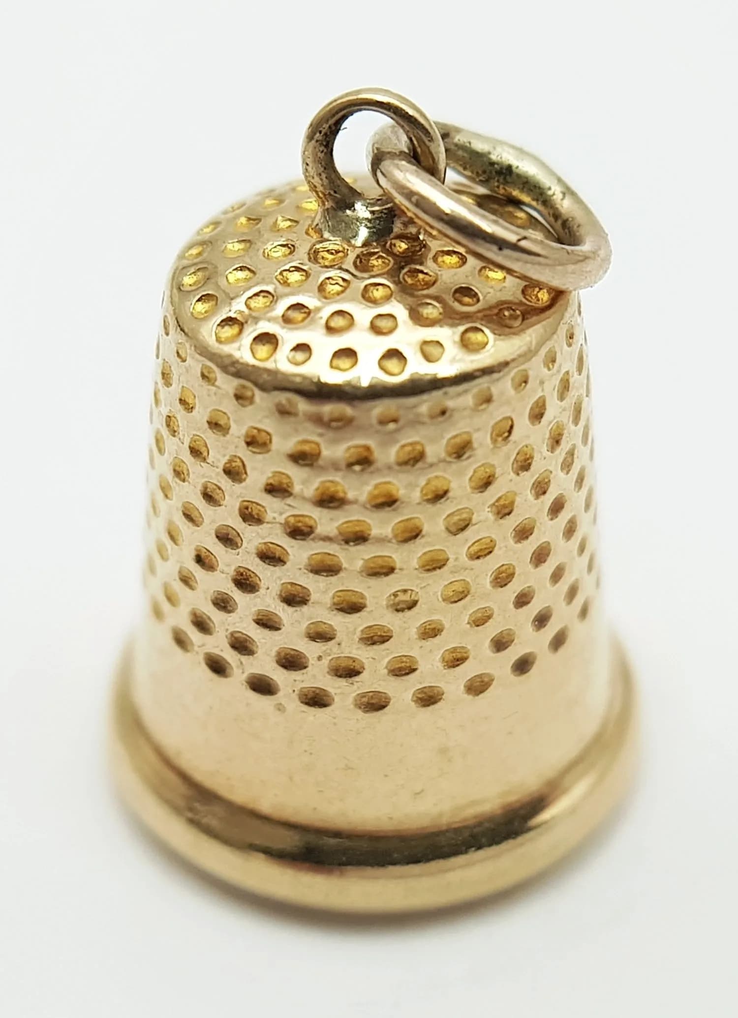 A 9K YELLOW GOLD, THIMBLE, CHARM / PENDANT. 1.2G. SC 6018