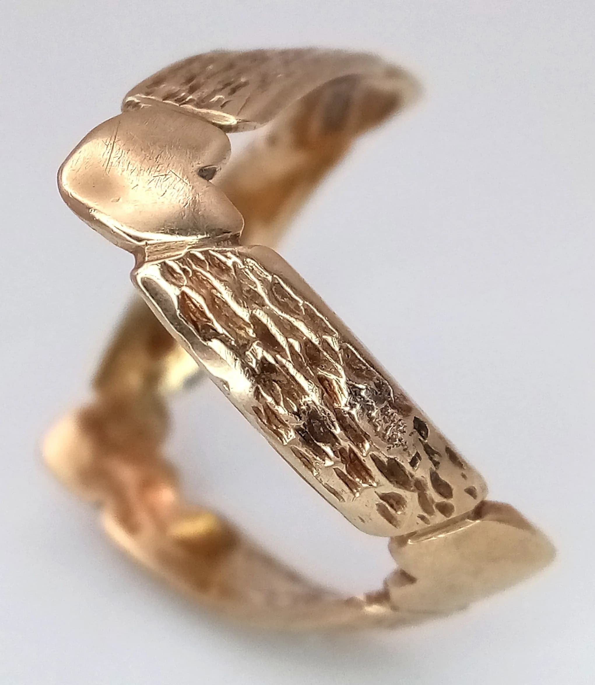 A 9K Yellow Gold Openwork Ring with Decorative Heart Accents. Size Q. 2.3g.
