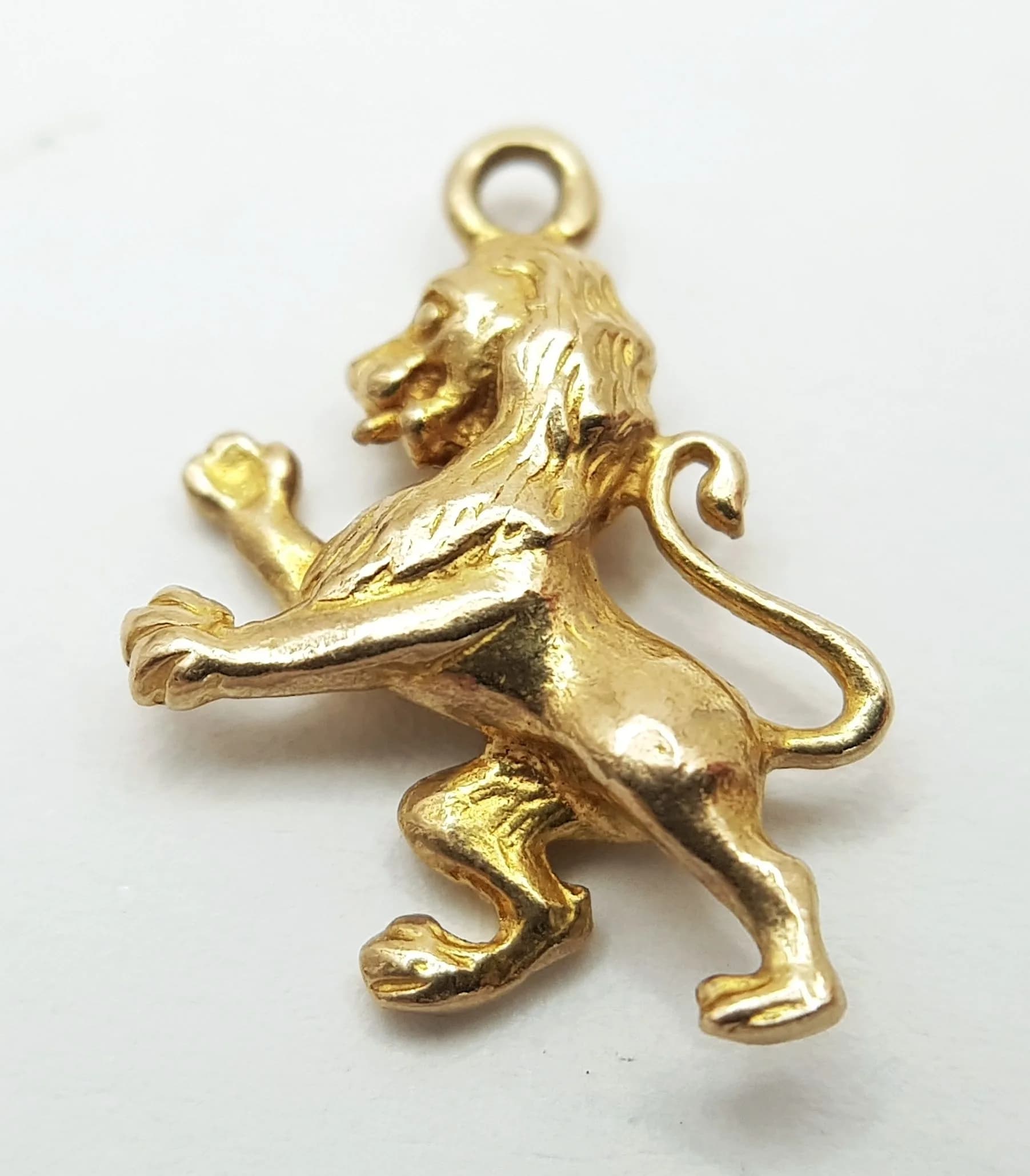 A 9K YELLOW GOLD, LION RAMPANT CHARM / PENDANT. NEEDS A JUMP RING. 1.5G. SC 6019