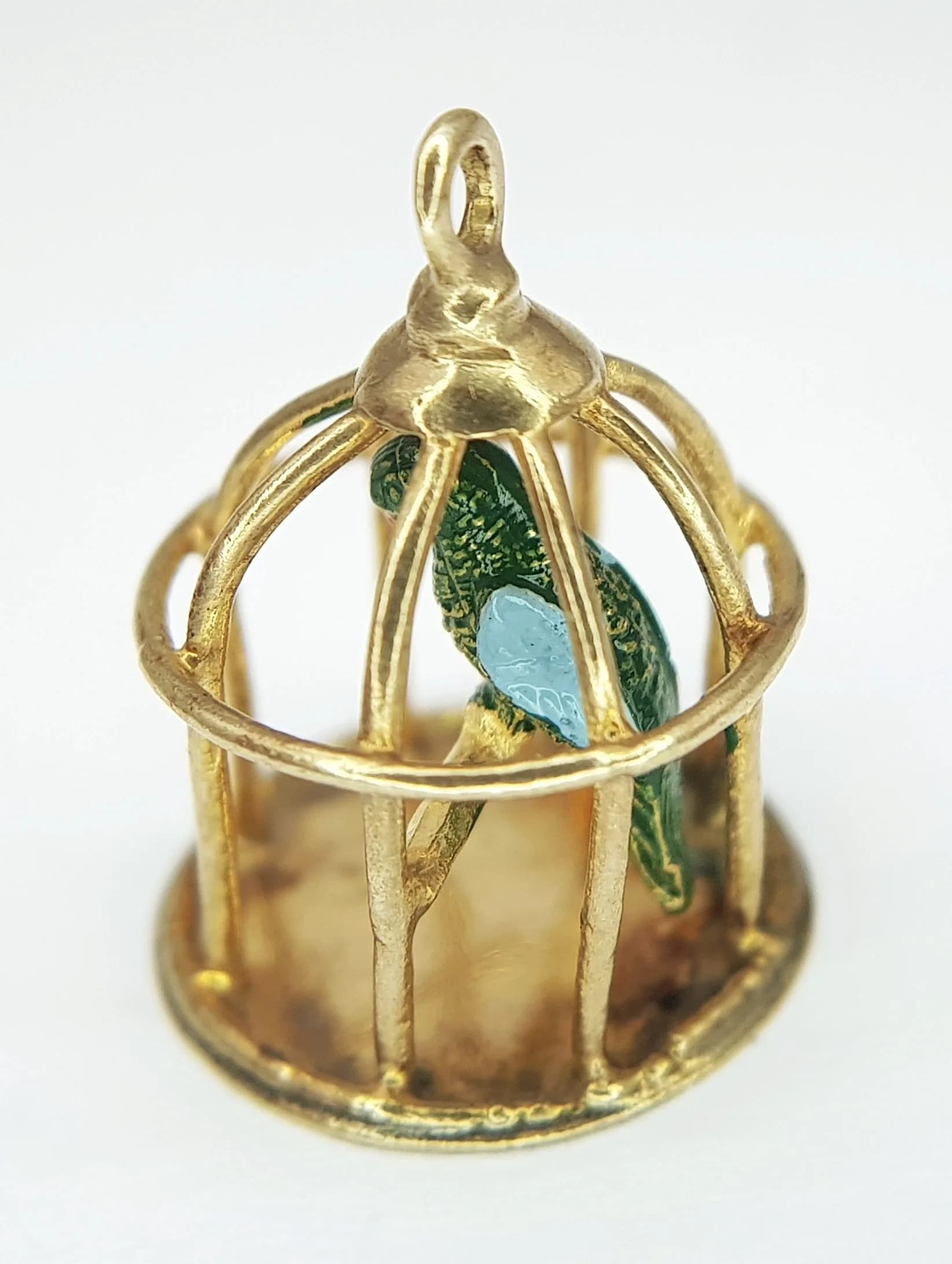 A 9K YELLOW GOLD, BIRDCAGE CHARM / PENDANT. ENAMELLED BIRD INSIDE. 2.5G. SC 6020