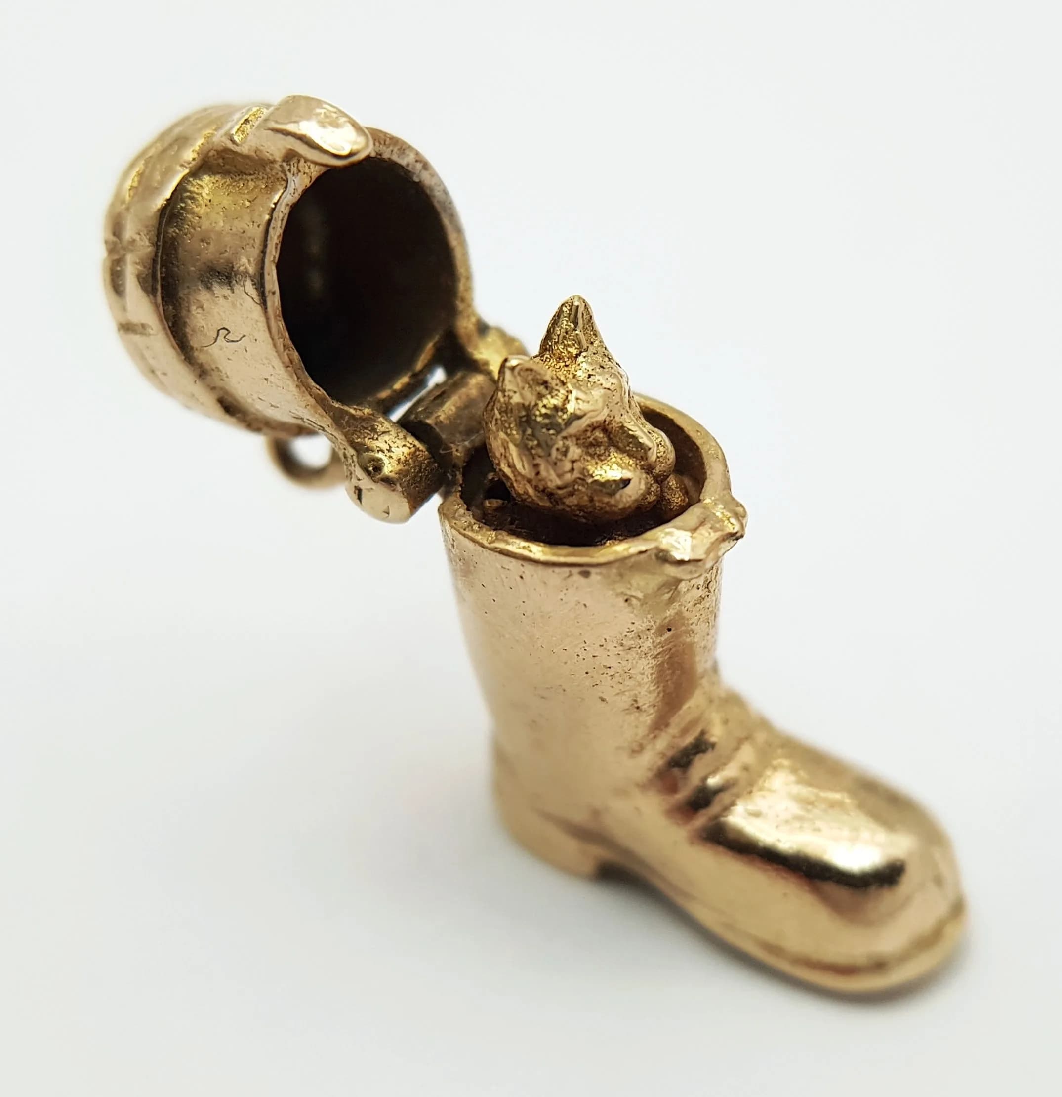 A 9K YELLOW GOLD, PUSS IN BOOTS CHARM / PENDANT, WHICH OPENS TO REVEAL THE CAT. 3.6G. SC 6021
