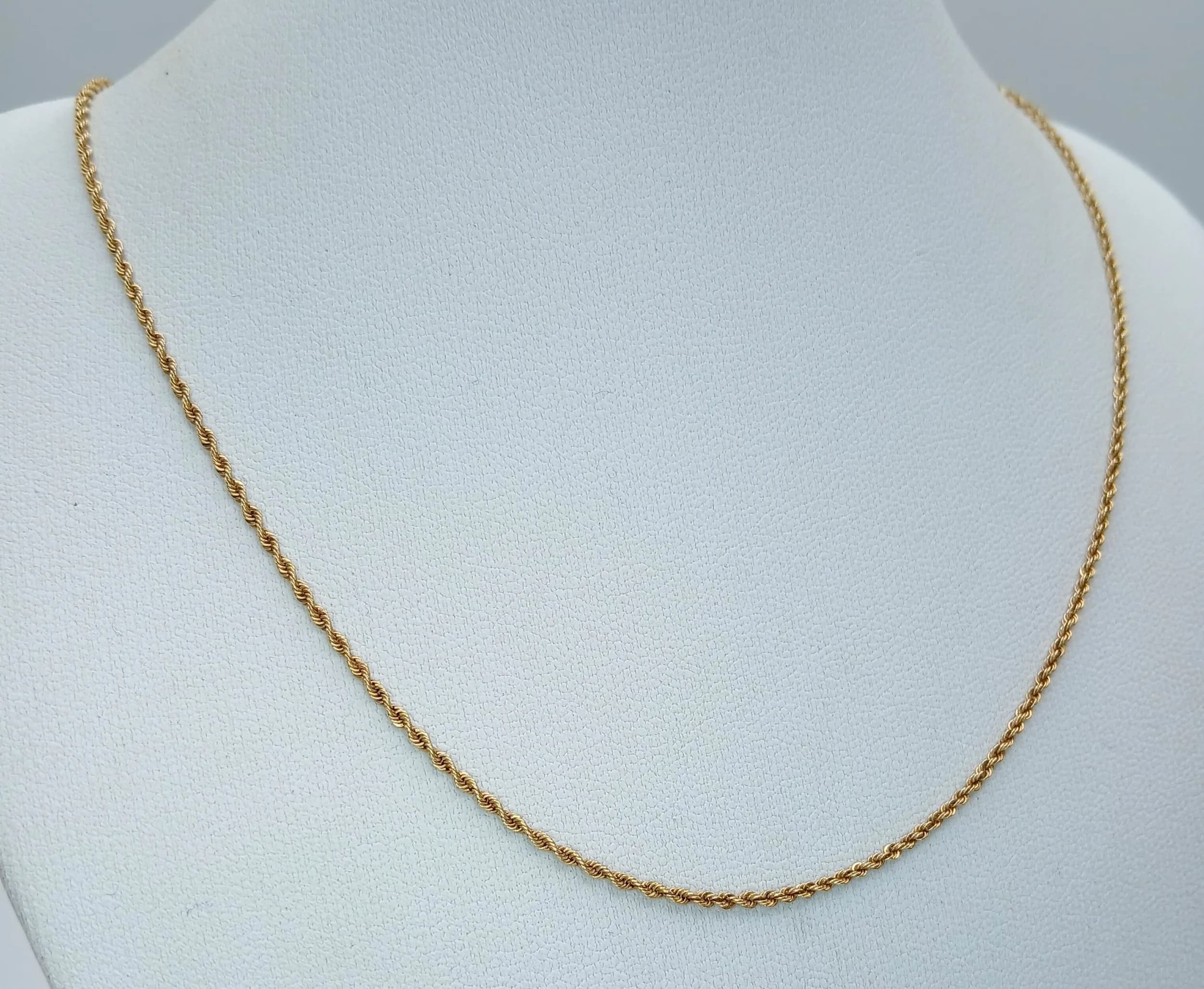Classic ITALIAN 14 CARAT GOLD, SLIM ROPE NECKLACE. 2.7 Grams. 45 cm. Please see pictures.