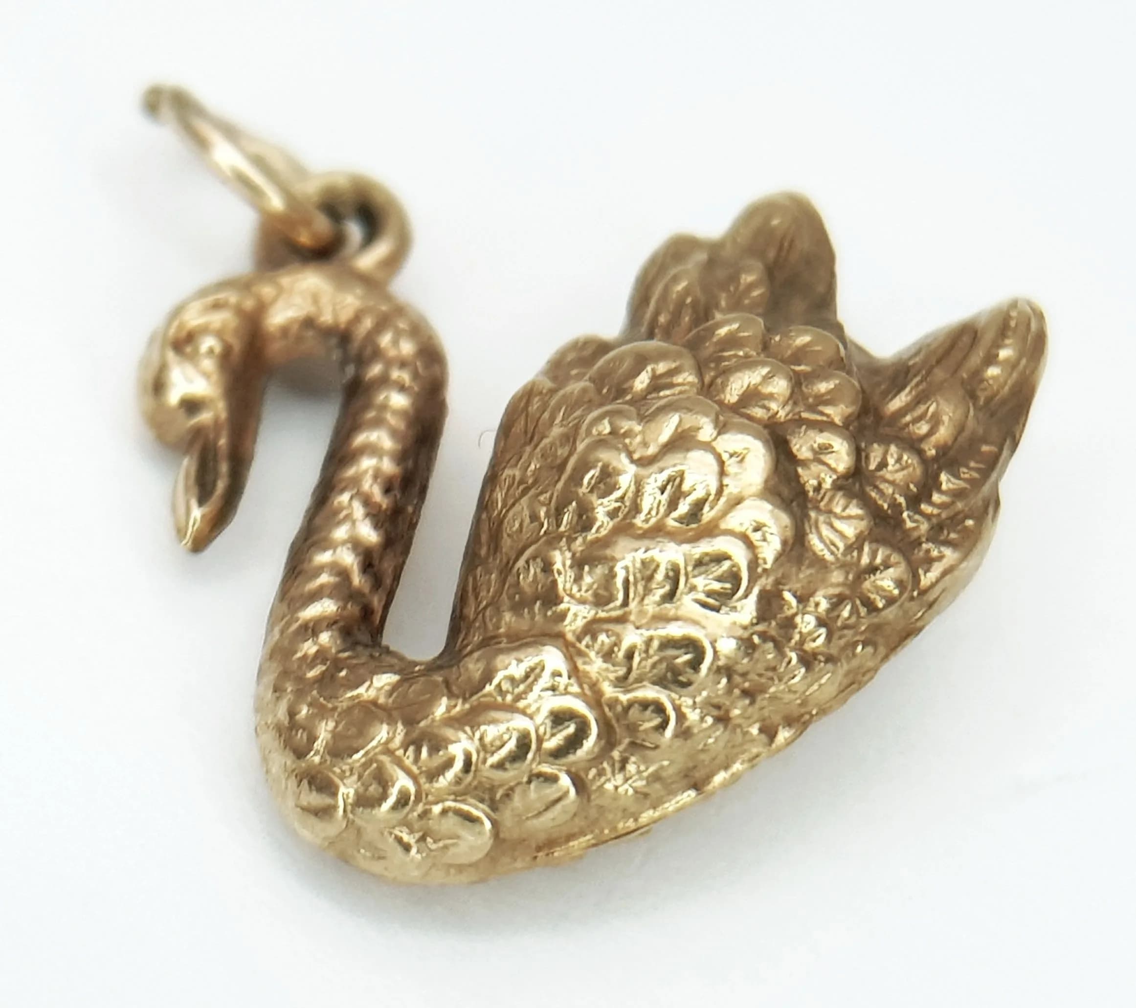 A 9K YELLOW GOLD, SWAN CHARM / PENDANT. 0.9G. SC 6024