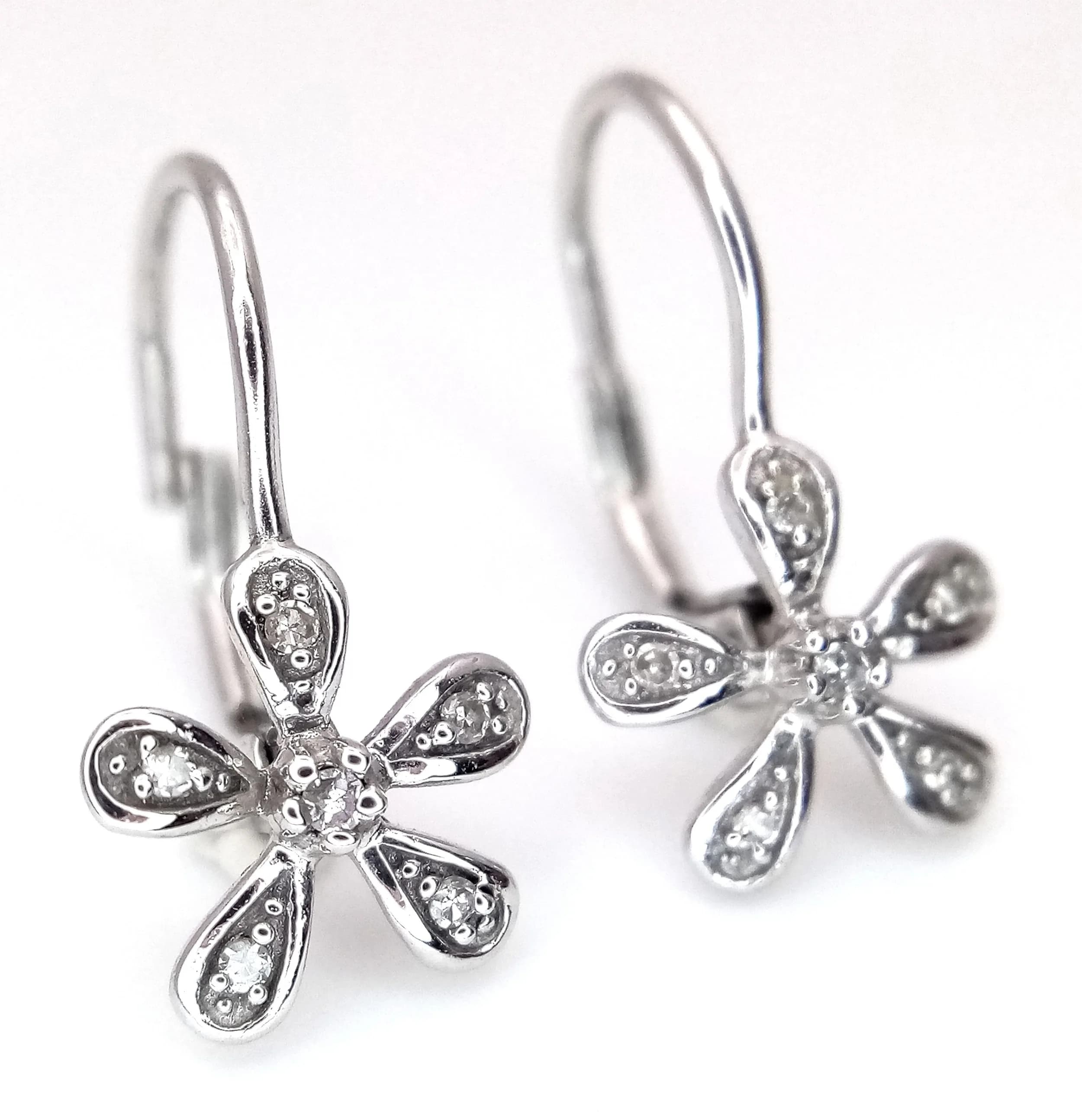 A PAIR OF 9K WHITE GOLD, DIAMOND SET EARRINGS. 1.2G. SC 6025