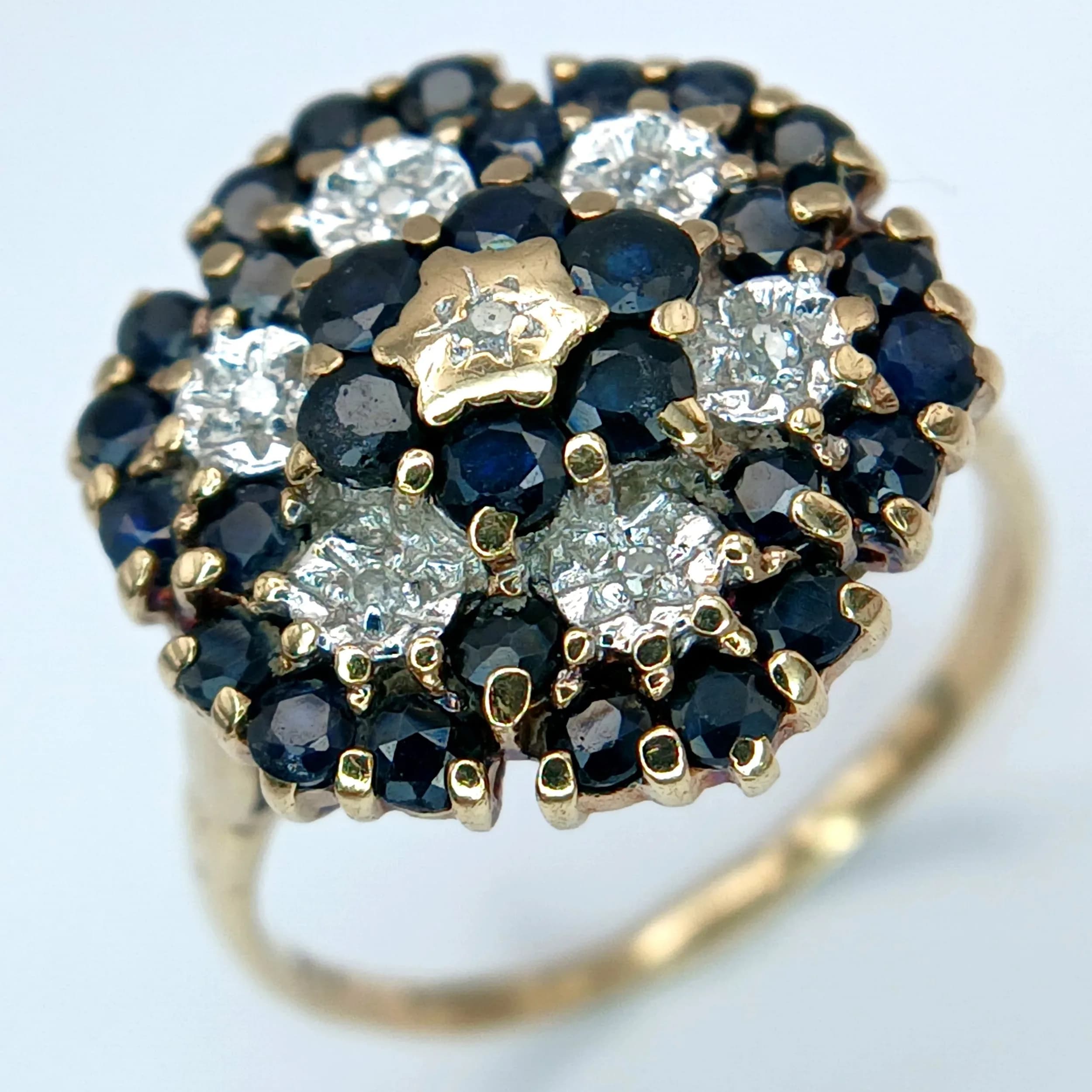 A 9K YELLOW GOLD, DIAMOND AND SAPPHIRE, CLUSTER RING. 3.3G, SIZE O. SC 6026
