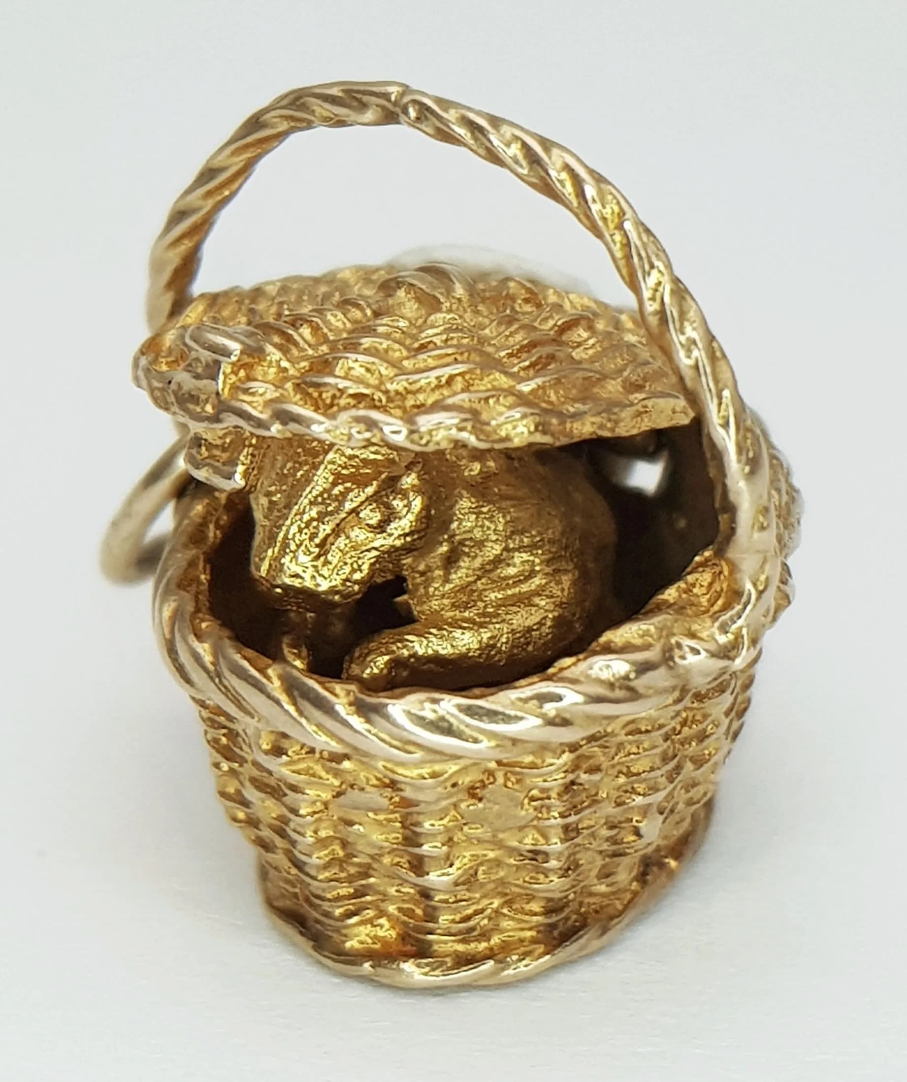 A 9K YELLOW GOLD, EASTER BUNNY INSIDE A BASKET, CHARM / PENDANT. 4.6G. SC 6027