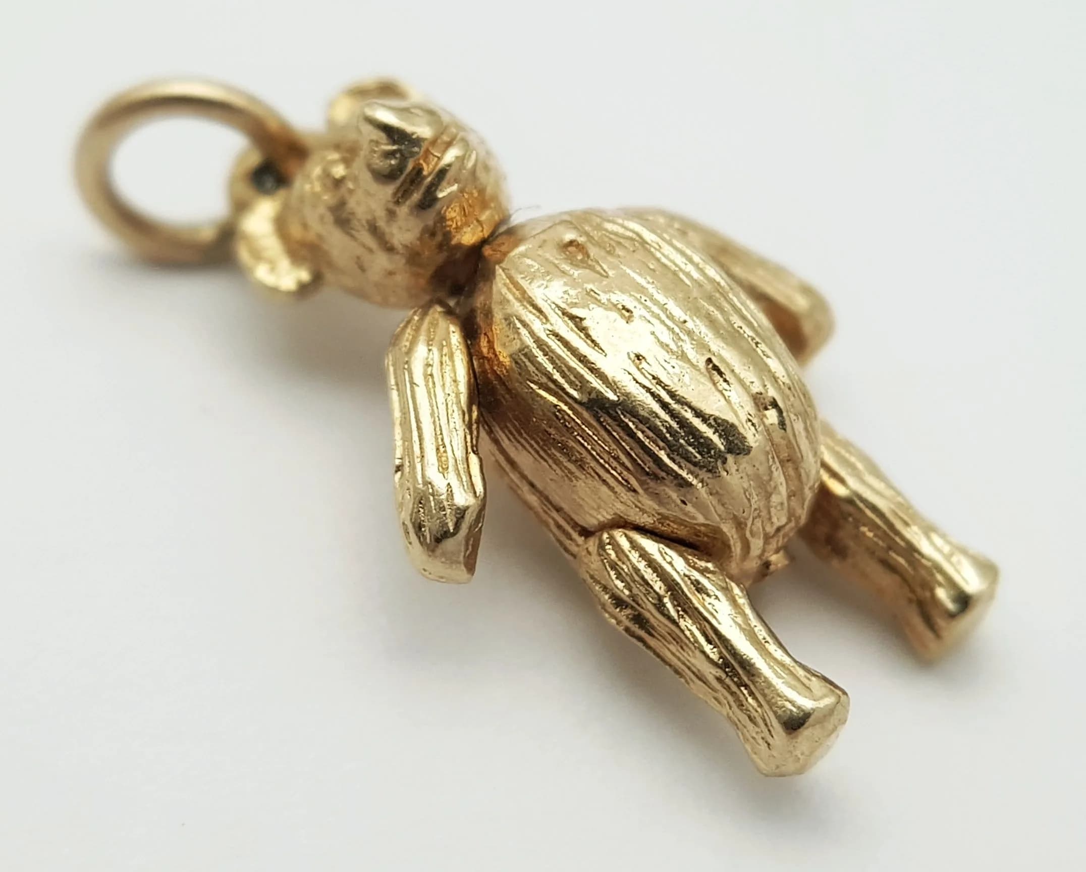 A 9K YELLOW GOLD, ARTICULATED, TEDDY BEAR CHARM. 2.3G. SC 6028