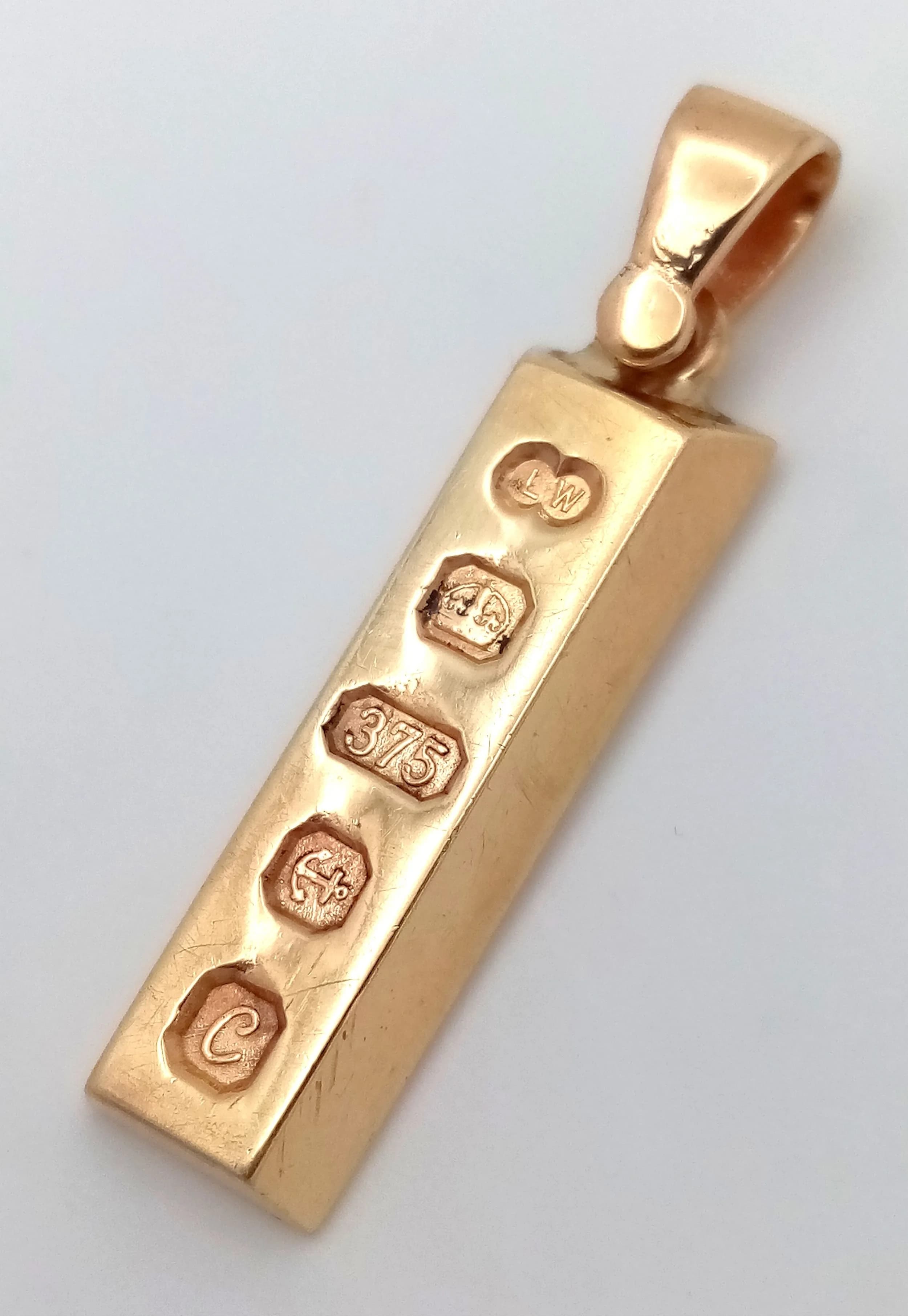 A 9K YELLOW GOLD, INGOT PENDANT. FULLY HALLMARKED TO THE FRONT. HALLMARKED BIRMINGHAM 1977. 4G. SC 6002