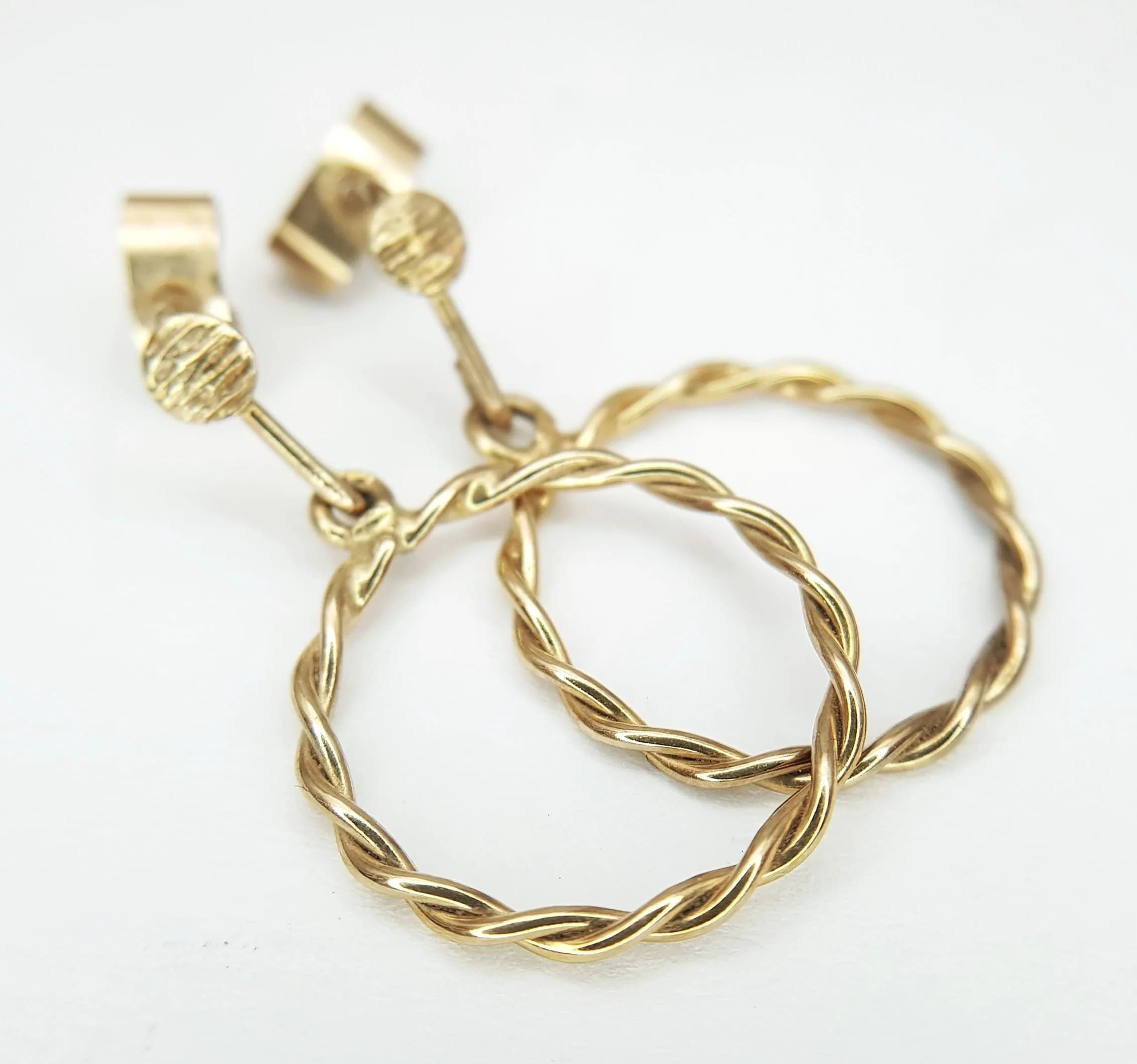 Classic Pair of 9 CARAT GOLD ‘ TWIST’ HOOP EARRINGS. Drop style. 1.8 Grams. Diameter 1.6 cm. Please see pictures.