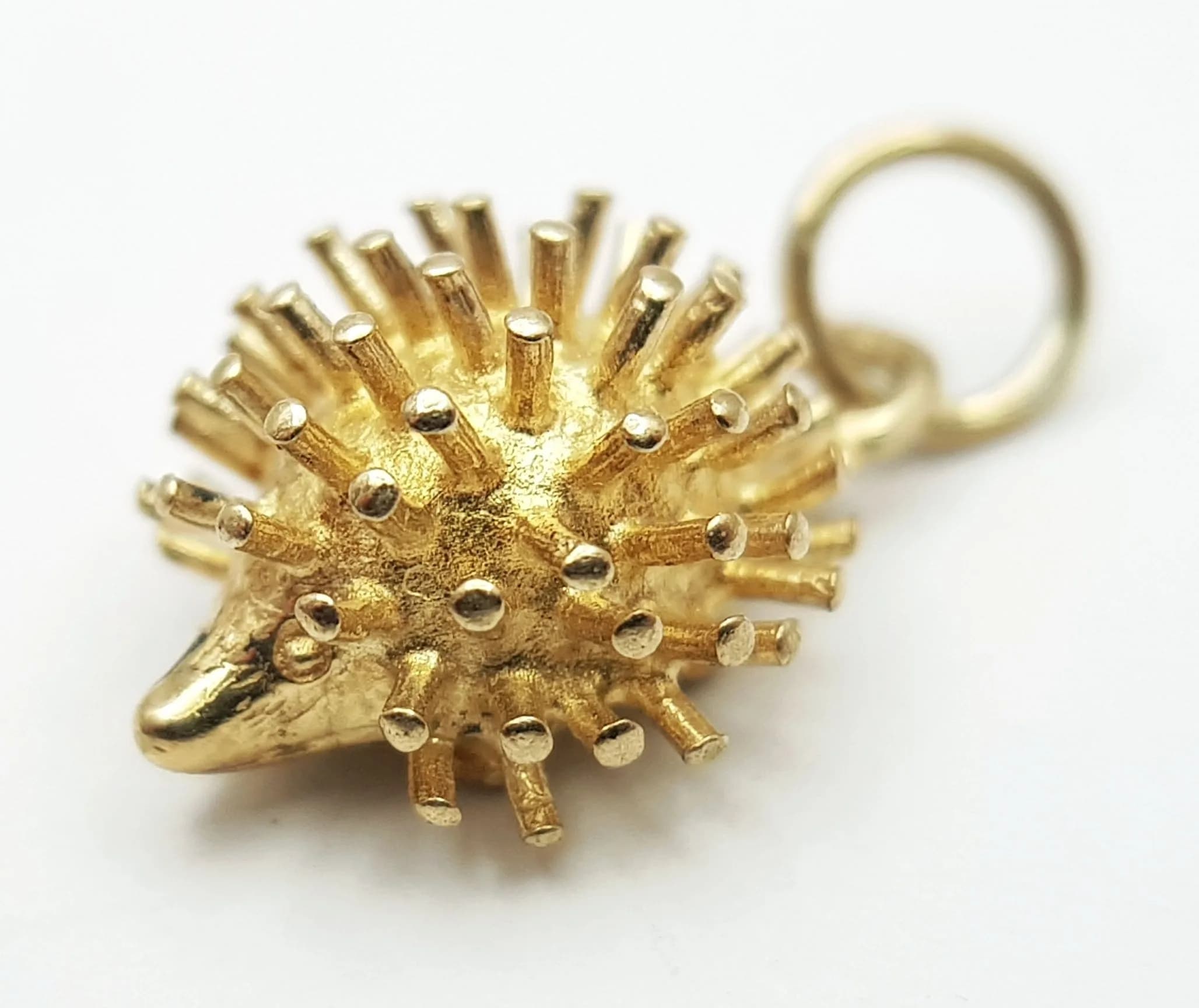 A 9K YELLOW GOLD, HEDGEHOG CHARM / PENDANT. 1.2G. SC 6030